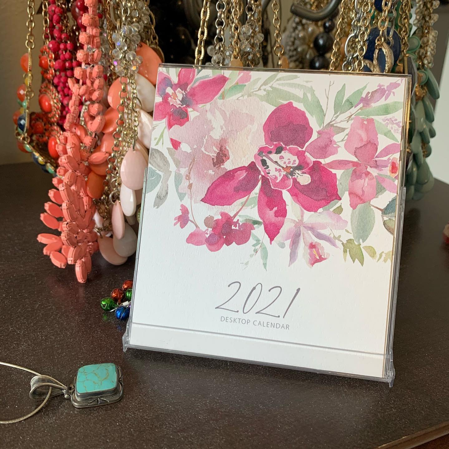 Get you a 2021 Calendar and say goodbye, adios, au revoir, peace out, buh bye to 2020! 👋🏻✌🏻
&bull;
https://etsy.me/34chvnY #desktopcalendar #calendar #etsy #2021caendar #floral #flowers #design #illustration #watercolor #floraldesigns #goodbye2020