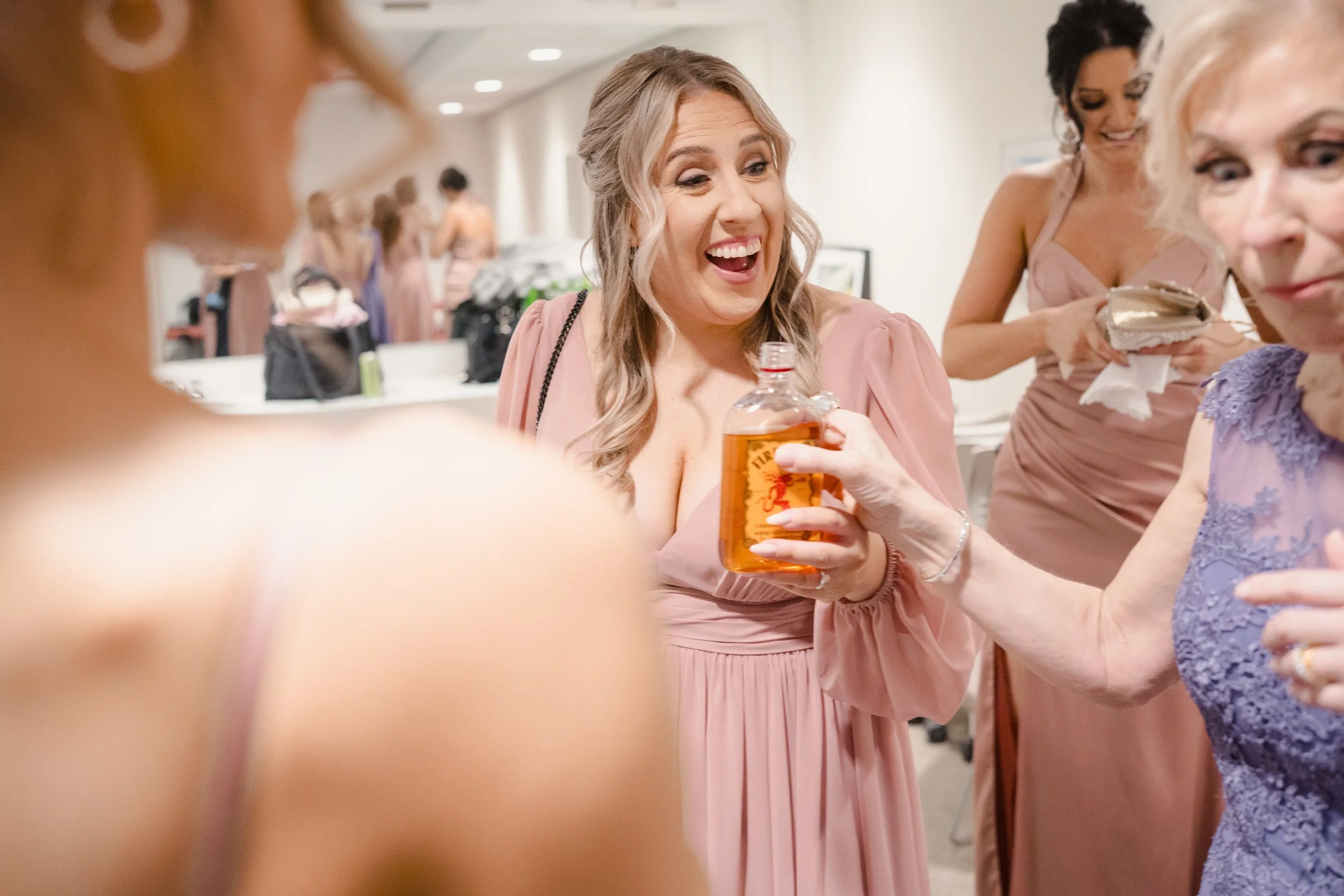 funny-wedding-photography-candids-bridesmaid.jpg