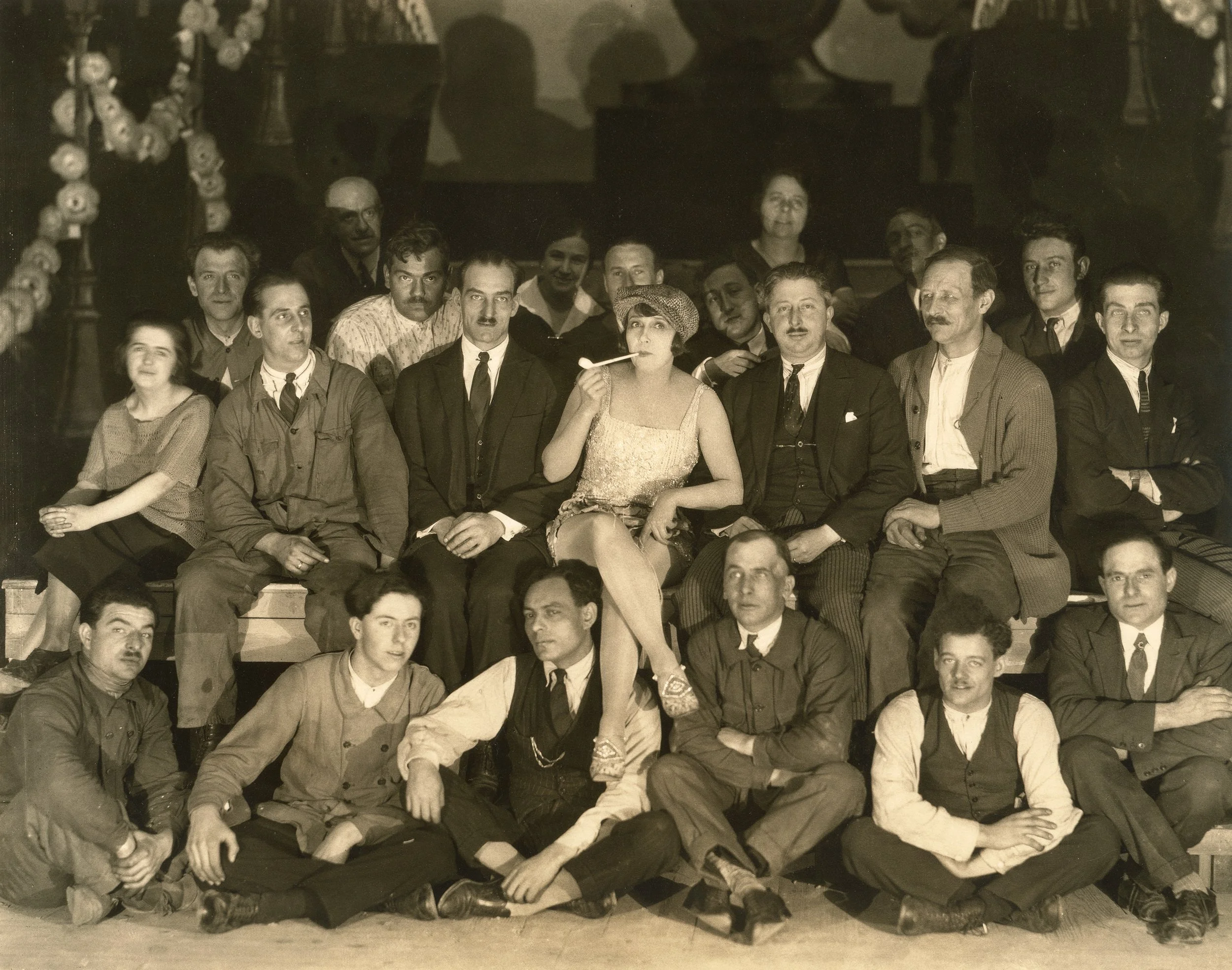 Mistinguett with her stage crew, Moulin Rouge © James Abbe Archive