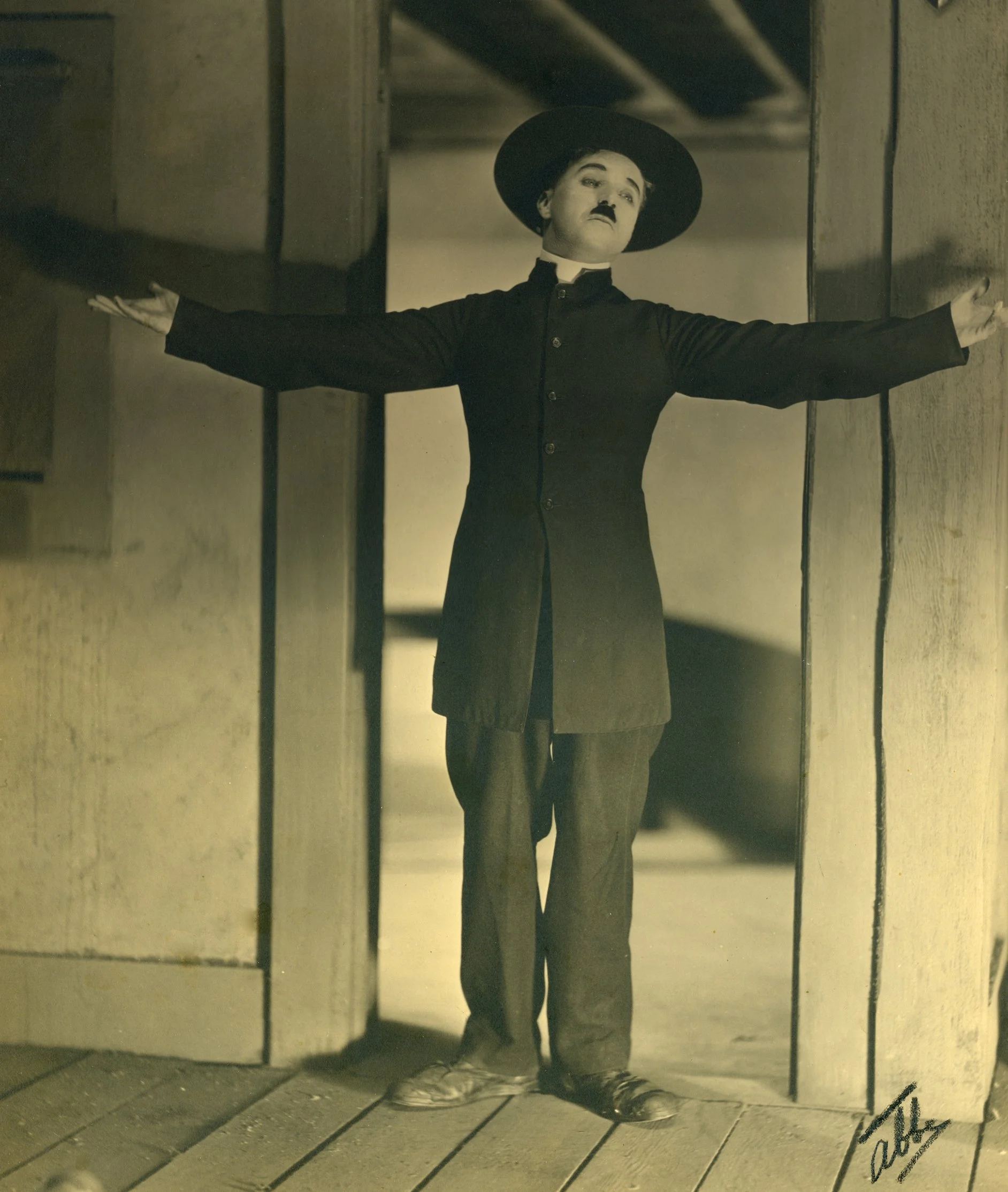 Charlie Chaplin on set of the silent film "The Pilgrim." © James Abbe Archive 