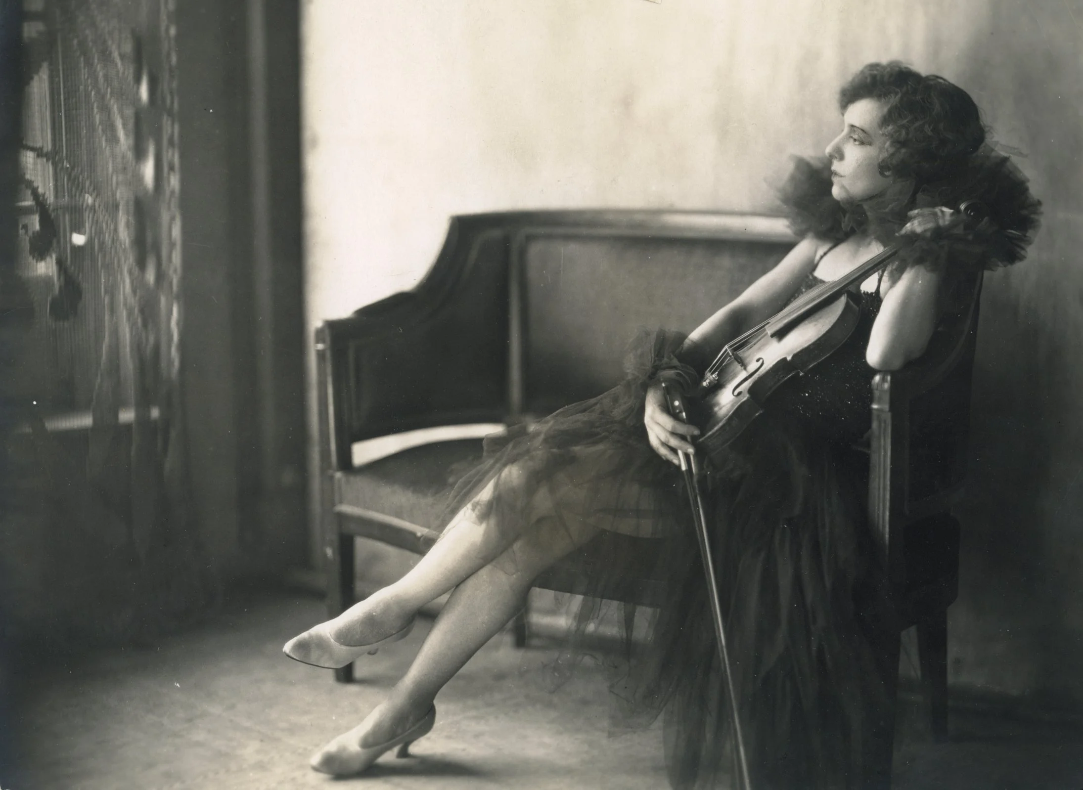Violinist Enid Hudson in Paris © James Abbe Archive