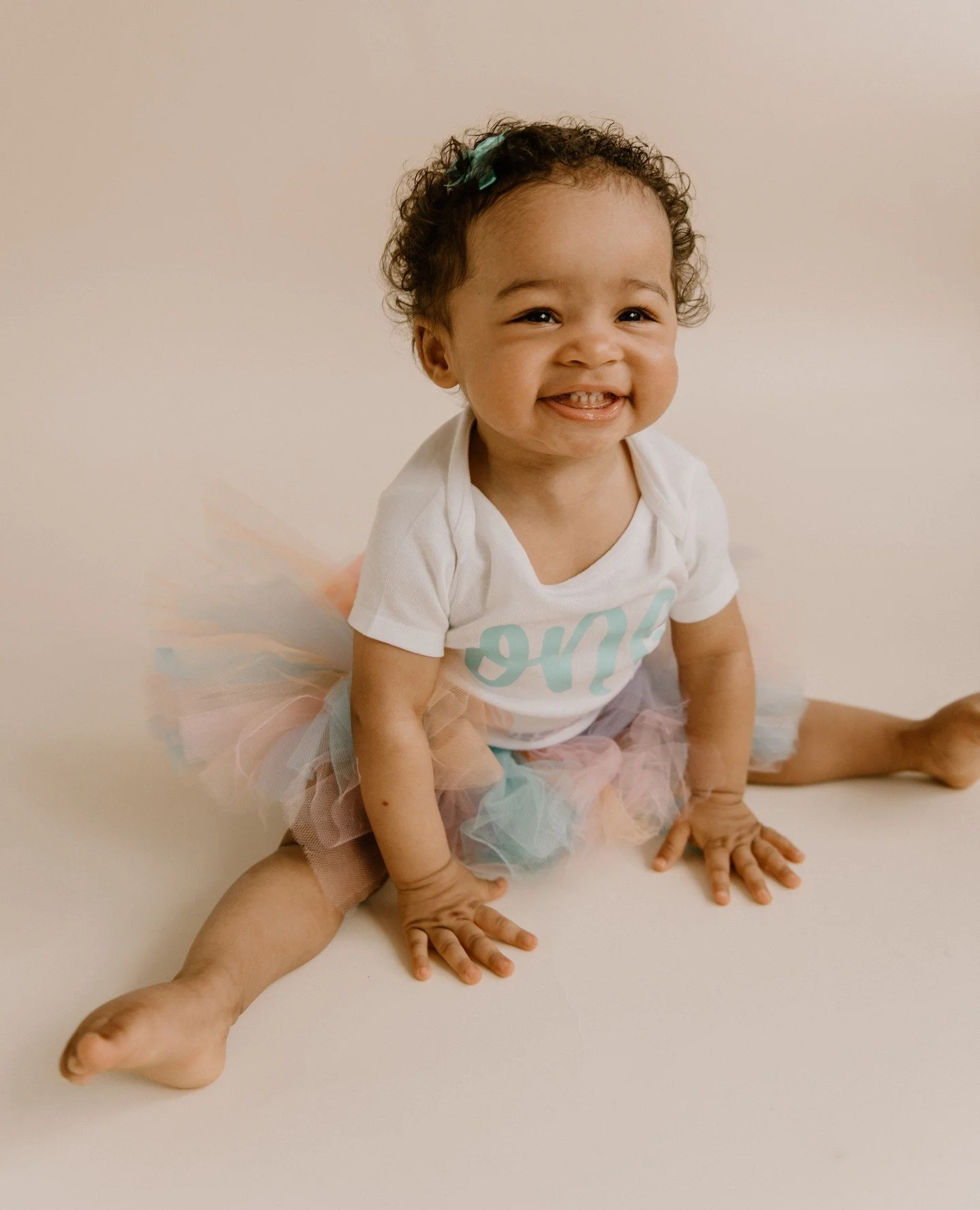 I can&rsquo;t believe this cake smash queen is turning TWO this weekend! 🥹🎉This last year has gone by SO fast. Emma Jean has always had the BRIGHTEST smile since she was a few months old. ⁠
⁠
I've known EJ's mom since I was 21 and I have to say, th