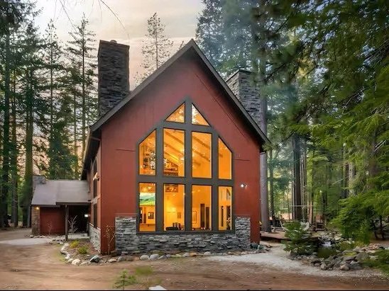 Gallery in the Woods in Mount Shasta