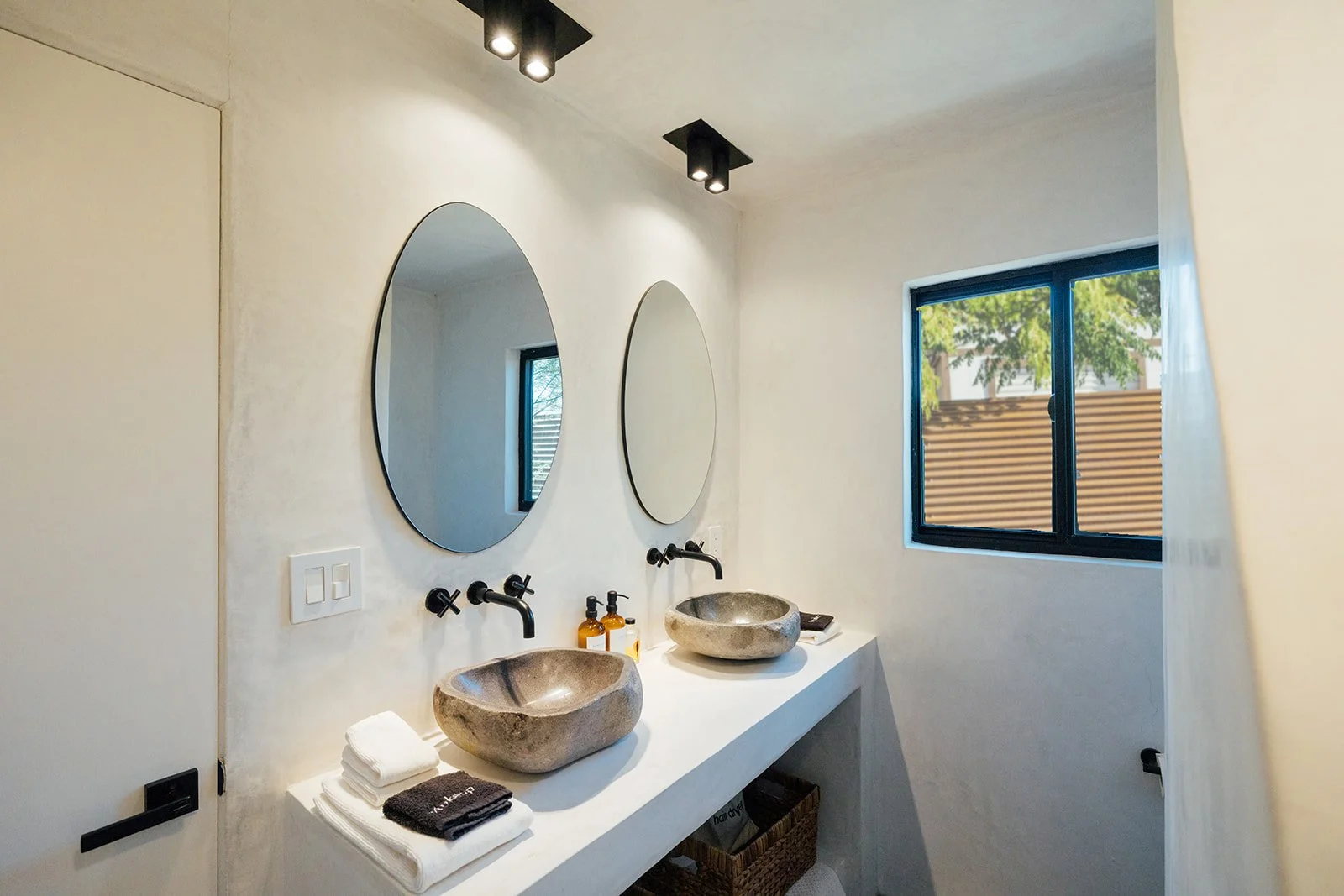 Bathroom1_008.jpg