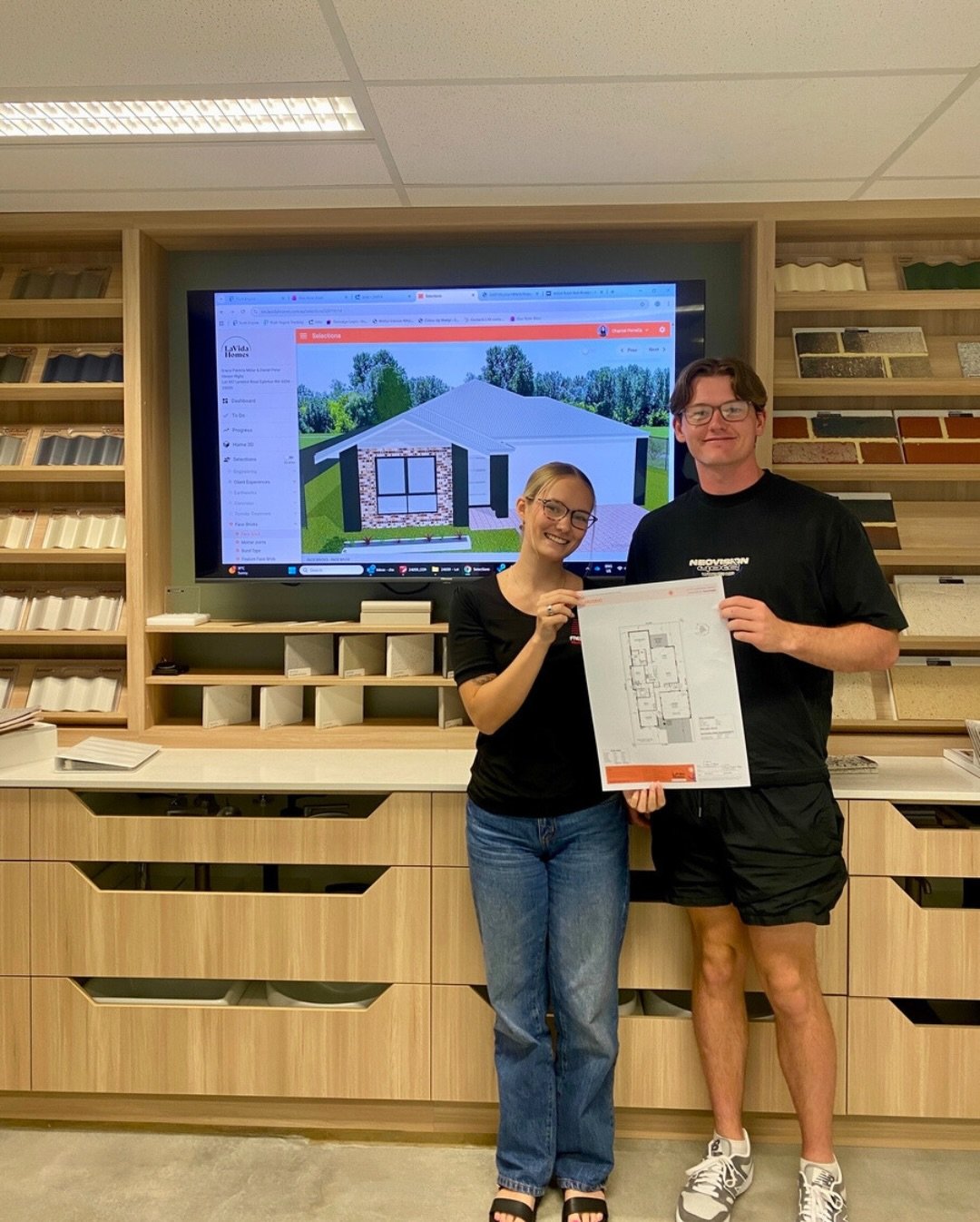 Big milestone day for Grace &amp; Daniel at La Vida Homes 🙌

Pre-start is where things really start to feel real, and these legends made some seriously nice selections for their place in Eglinton. Standing here in front of their 3D home, you can fin