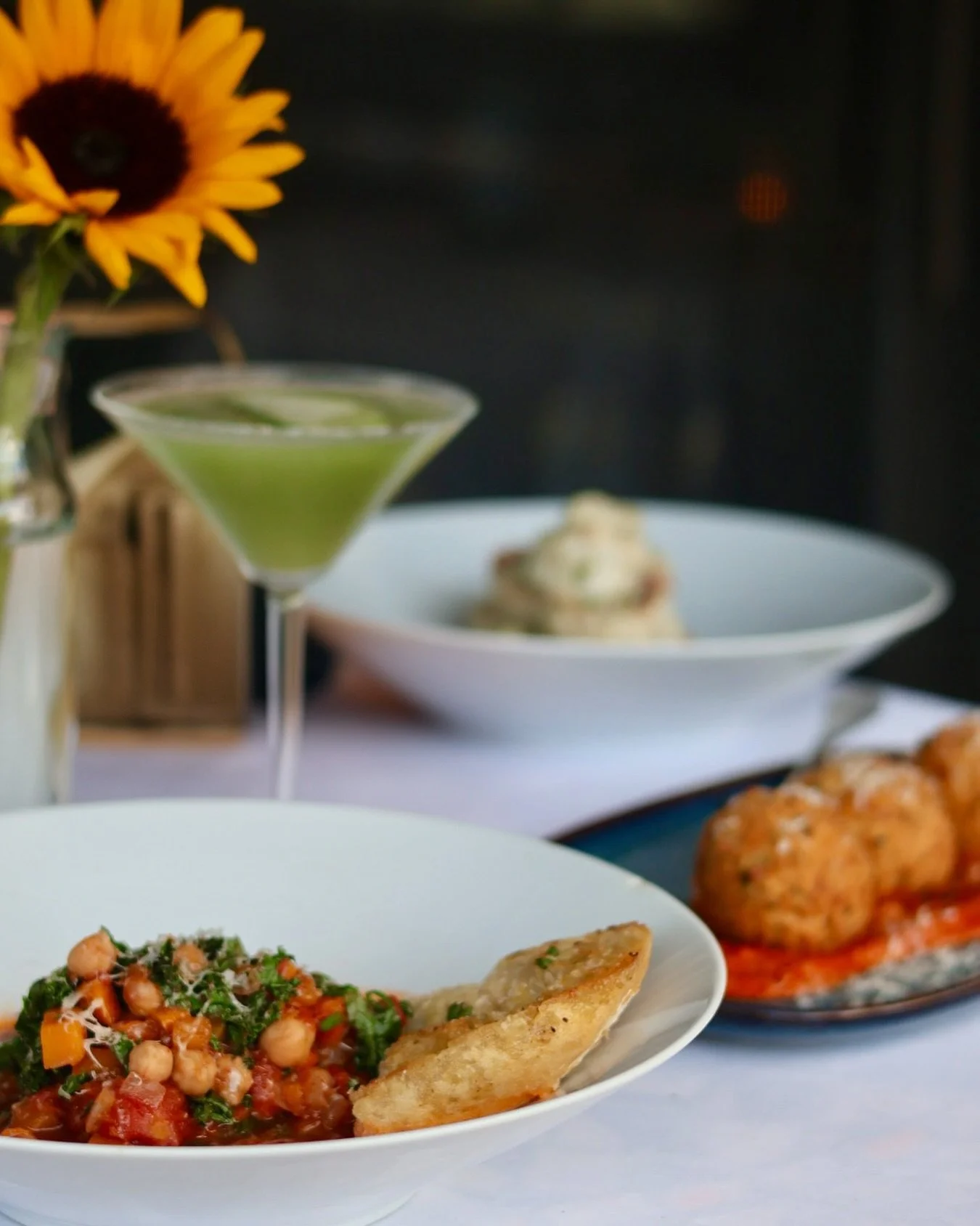 📸 camera eats first