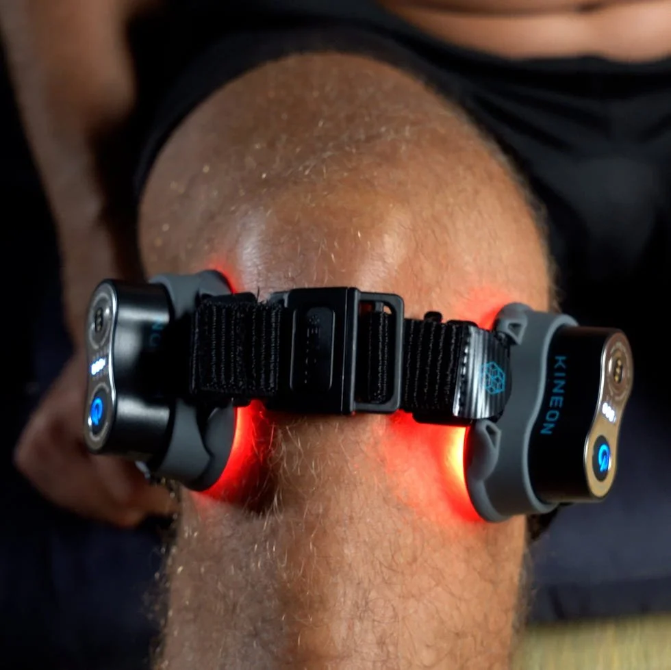 A person using a Kineon Move+ Pro on their knee.