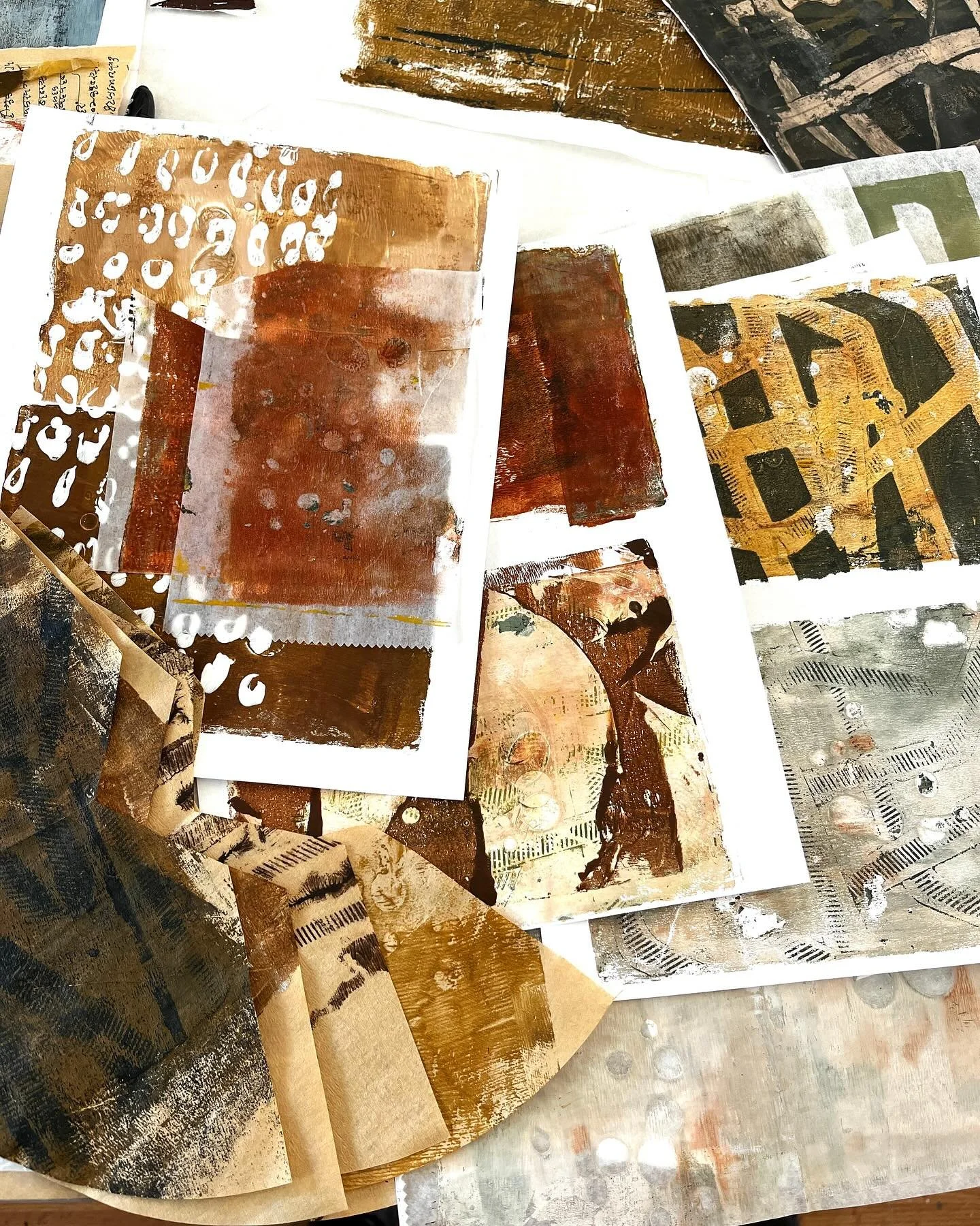 Having a blast over here with cut up coffee filters, Gelli Plate, and my favorite rusty-earthy colors.

Is it Day 9 already?! Only 91 days to go! My Grandfather-in-law turns 102 today &mdash; now that&rsquo;s sticking things out 😂!

Hope your week r