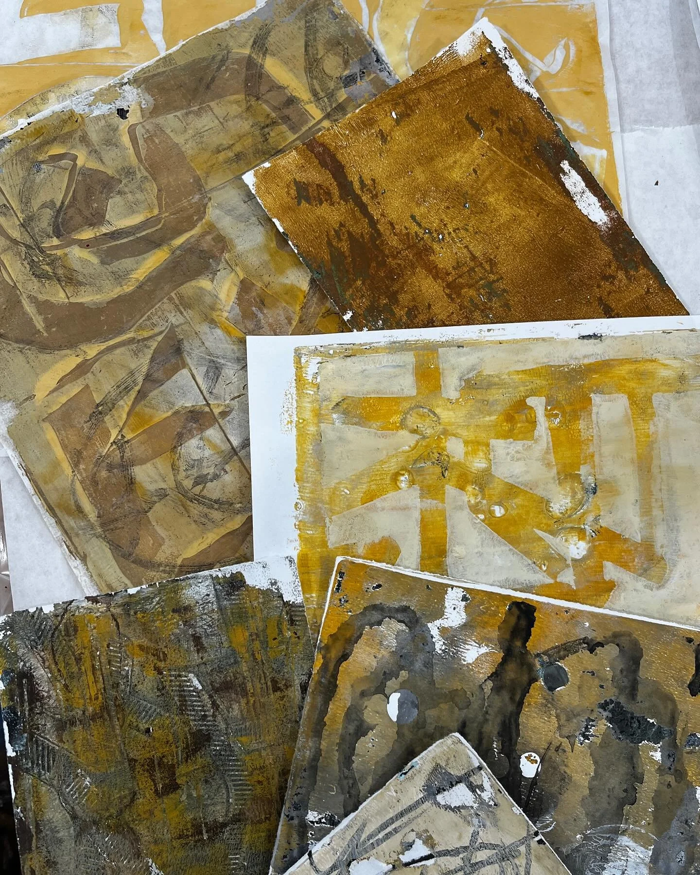 Keeping warm with yellow ochre and funny portraits&hellip; this one ended up with super &ldquo;slick&rdquo; blue glasses 🤓.

Not too sure why people are popping up&hellip; seems a distraction, but then again we must get on with letting &ldquo;strang