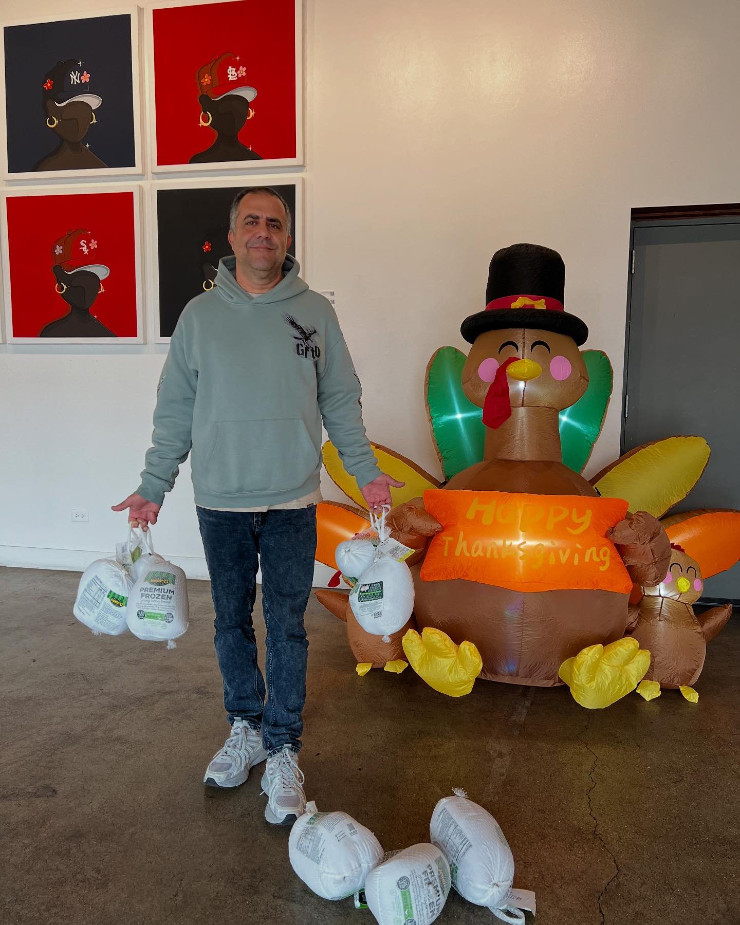 I wanna give a big shout out and thanks to @lloydkolesky for coming to @vaultgallerie with 🦃&rsquo;s we are accepting donations till Saturday for the 12th annual #Exclusive773 Turkey drive @lyricalemonade @gratitudechicago @themuralmovement powered 
