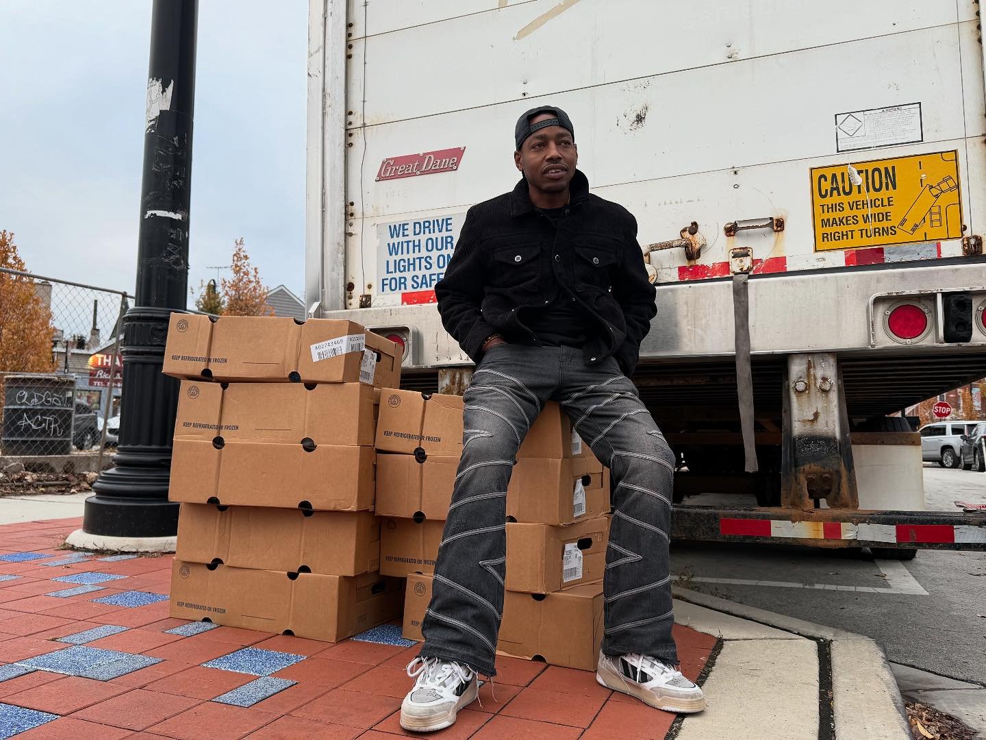 I wanna give a big shout and thanks to @mracewallace for coming thru @vaultgallerie with 🦃&rsquo;s for the 12th annual #Exclusive773 Turkey drive with @lyricalemonade @themuralmovement @gratitudechicago powered by @dirtydoughbuffalogrove @drinkmonac
