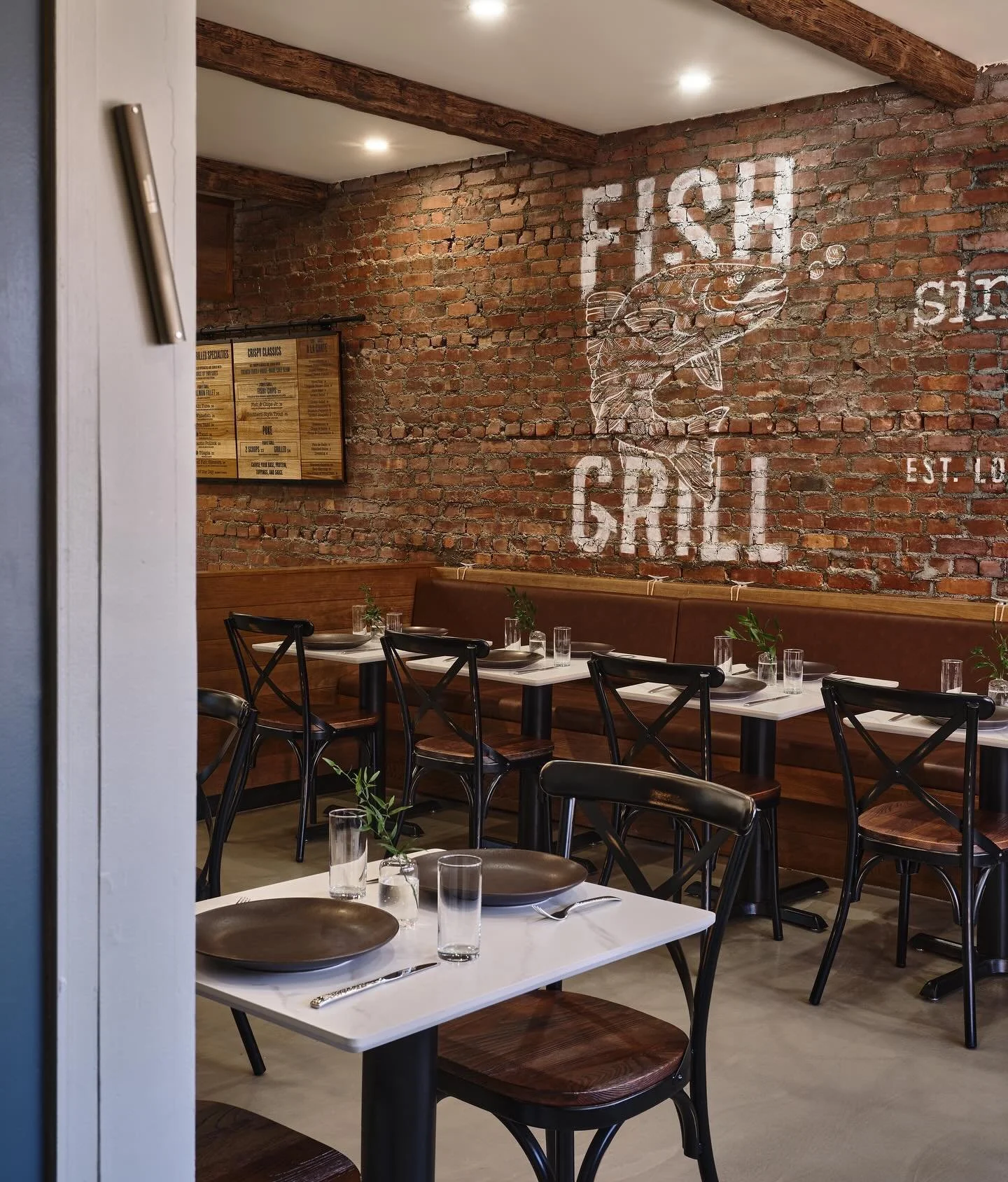Cozy first floor dining space @fishgrill_brooklyn 

design by @courtneywardinteriors