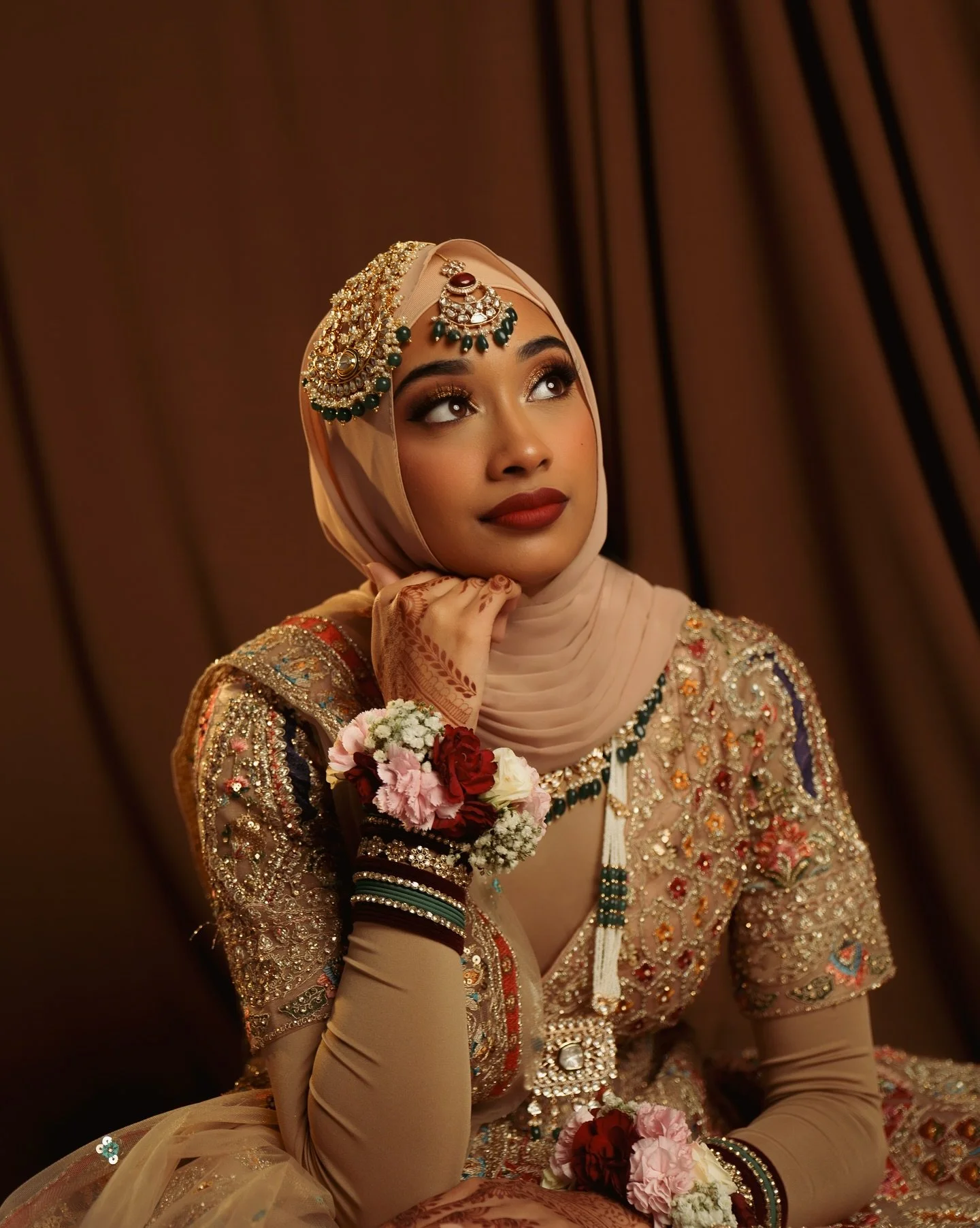 Whimsical ✨

Model: @_.fizzu 

Bridal Makeup, Hijab Styling, and Full Bridal Dressing by me
Henna: @swirledhenna 
Outfit: @abhishekh_n_radhika_gupta 
Jewerelly: @sparklingcreations15 
Flowers: @flowerimbymaziah 

Photographer and Videographer: @vemod