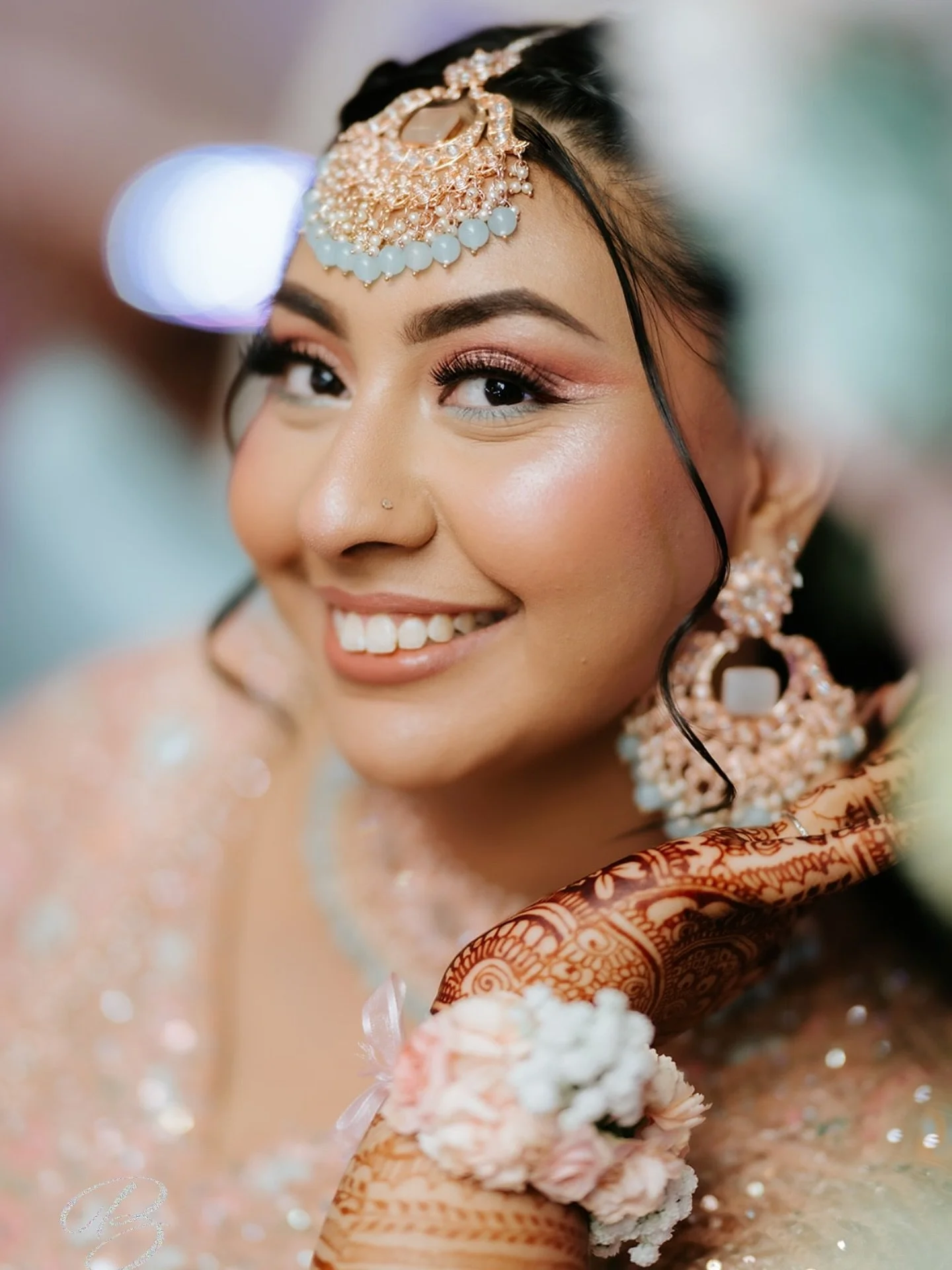 Picture perfect shot of my bride Fariyah for her Mehendi 🧚🏽&zwj;♀️

She looks absolutely beautiful in this pinky peachy tones. She requested a soft cut crease look with a soft brown shadow eyeliner. 

Cheers to @becapturedmedia for taking this imma