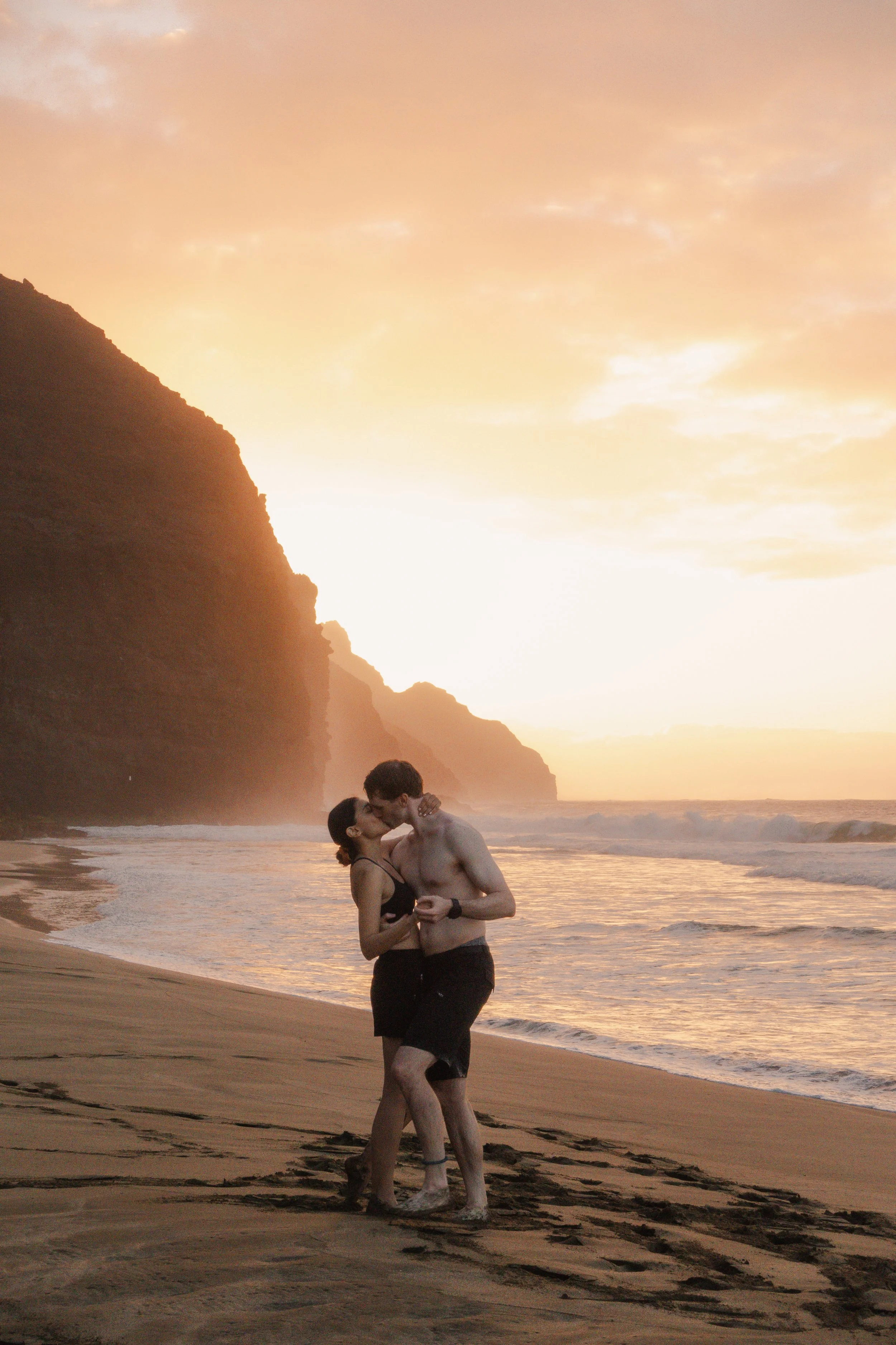KALALAU-LOVERS-KAUAI-HAWAII-COUPLE-PORTRAIT_013.jpg