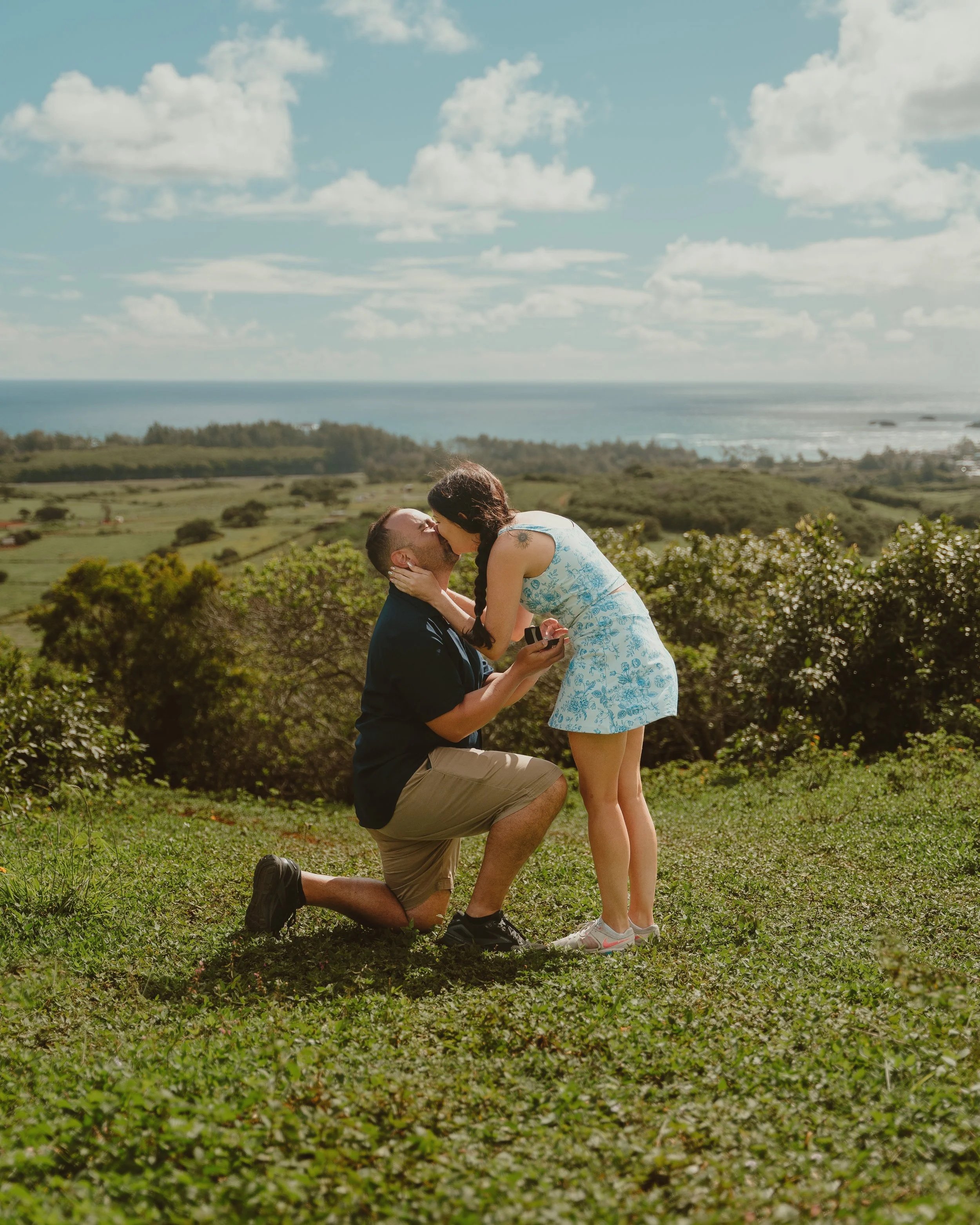 SamJustin-PROPOSAL-ENGAGEMENT-OAHU-HAWAII-COUPLE-PORTRAIT_004.jpg
