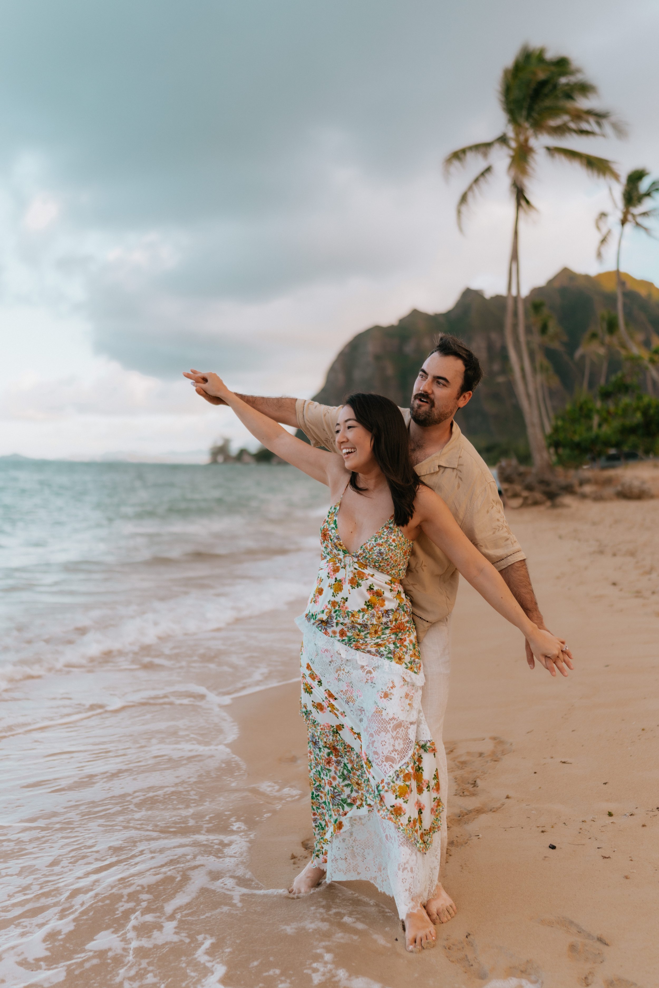 RW-BEACH-ENGAGEMENT-OAHU-HAWAII-COUPLE-PORTRAIT_018.jpg