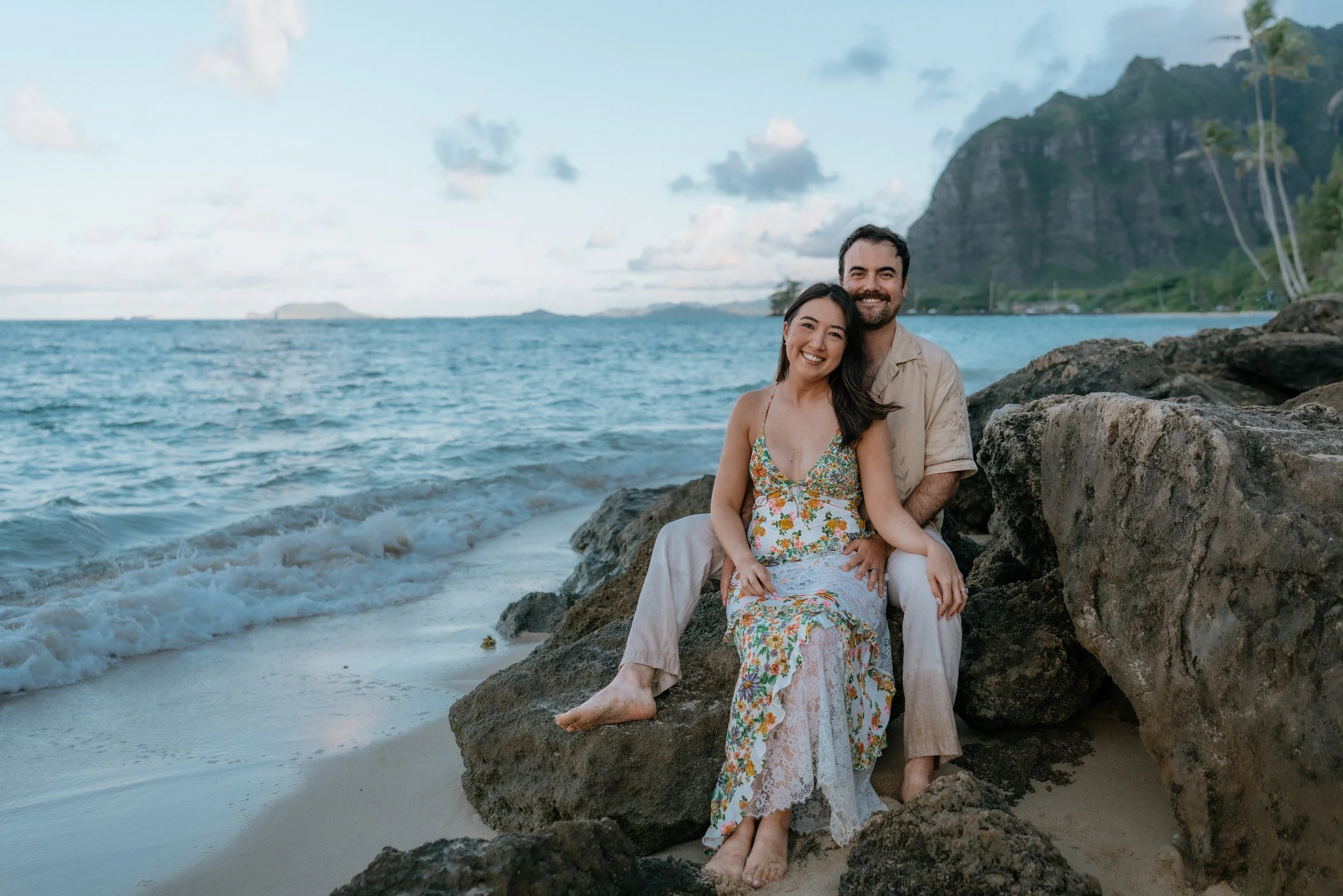 RW-BEACH-ENGAGEMENT-OAHU-HAWAII-COUPLE-PORTRAIT_025.jpg