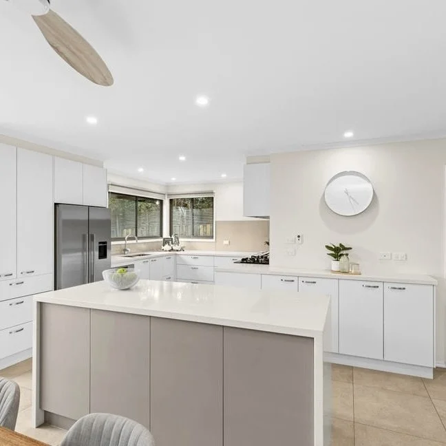 17 Baum Cresent Kitchen.jpeg