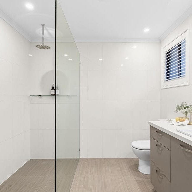 17 Baum Cresent Ensuite.jpeg