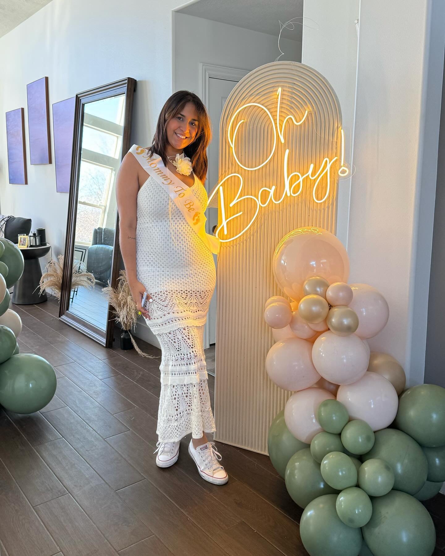 Adding a backdrop is a good idea as welcome sing to your event 🤍 just look how stunning is this Mami 💖

#babyshower #welcomesign #welcomebaby