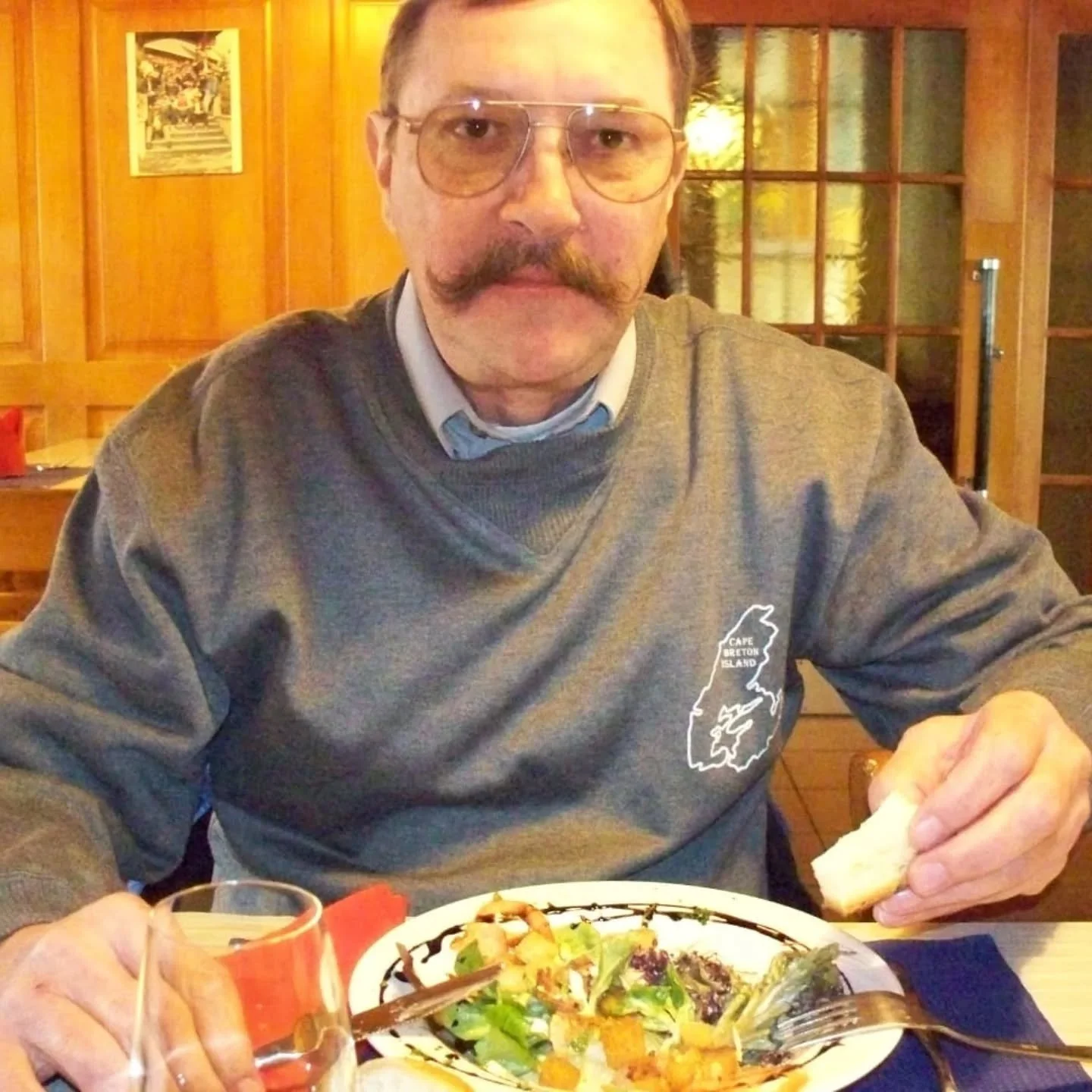 Ieri avresti compiuto 80 anni. 🎂

Pap&agrave;, ti immagino ancora l&igrave; &mdash; sigaretta in una mano, Feldschl&ouml;sschen nell'altra &mdash; con quel sorriso che diceva "la vita &egrave; bella e va festeggiata".

Ci hai insegnato a c