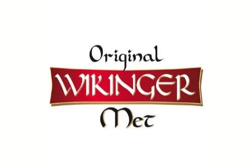 Logo mit dem Text "Original WIKINGER Met" in schwarzer, roter und goldener Schrift auf weißem Hintergrund.