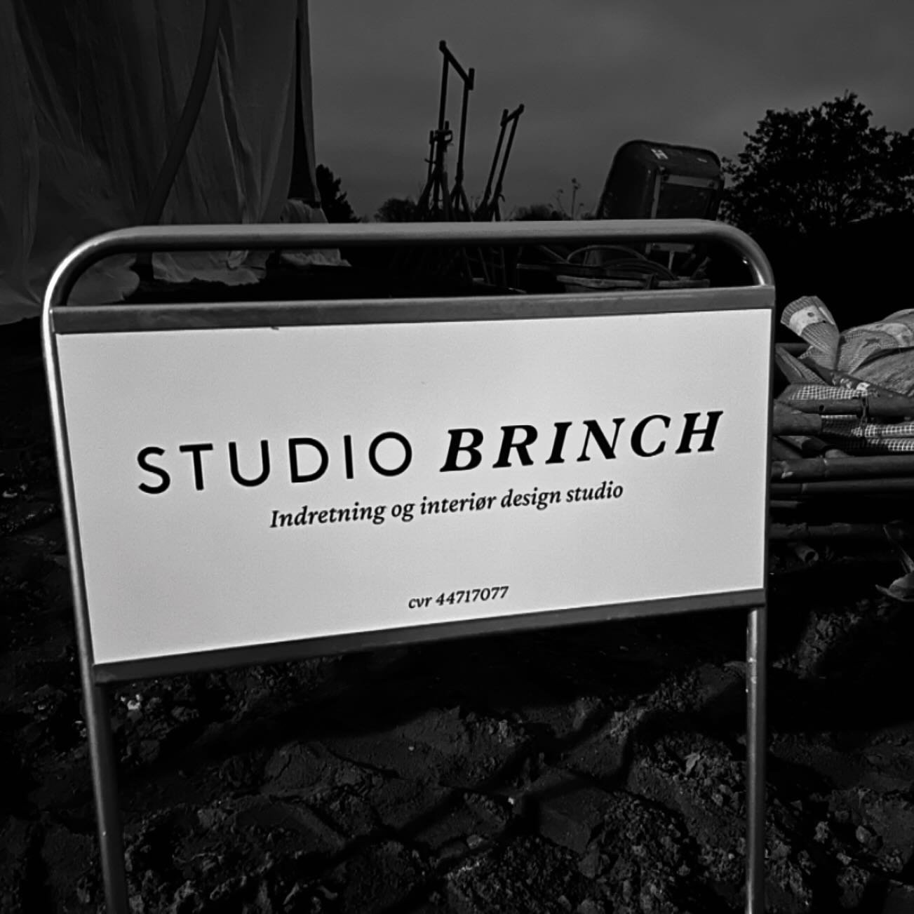 ✨STUDIO BRINCH - indretning &amp; interi&oslash;r design studio ✨

Der er en s&aelig;rlig, stolt f&oslash;lelse, n&aring;r man ser sit eget skilt p&aring; en byggeplads 🌱 At s&aelig;tte STUDIO BRINCH skiltet i jorden markerer starten p&aring; et nyt