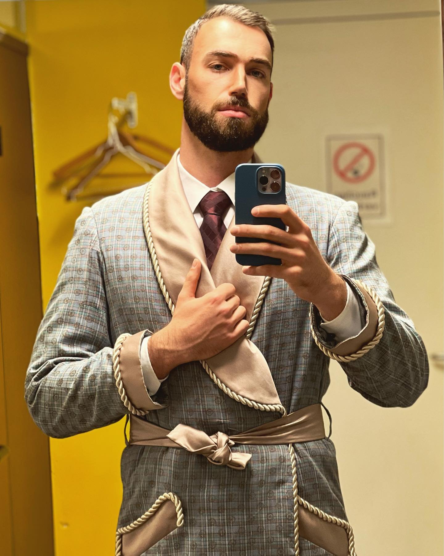I don’t often wear a bathrobe, but when I do…. Looking very much forward to playing the Bürgermeister Van Bett from Lortzing’s Zar und Zimmerman with the Balingen Stadthalle 🤩 We open Friday (11.11)!