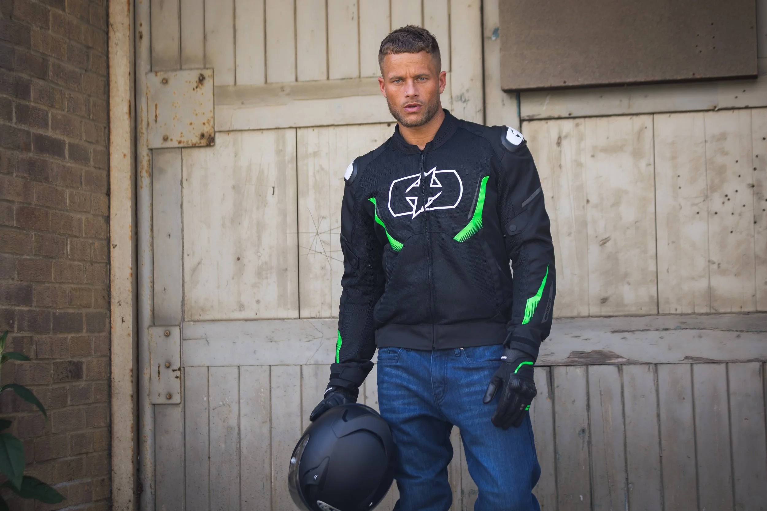 Omega Air male Green Lifestyle (17).jpg