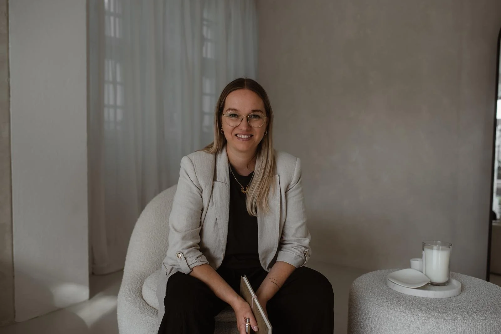 Portrait von Julia Lenders, Coach für Frauen in beruflichen und persönlichen Umbruchphasen. Schwerpunkte: Selbstklärung, Vereinbarkeit, bewusste Entscheidungsfindung