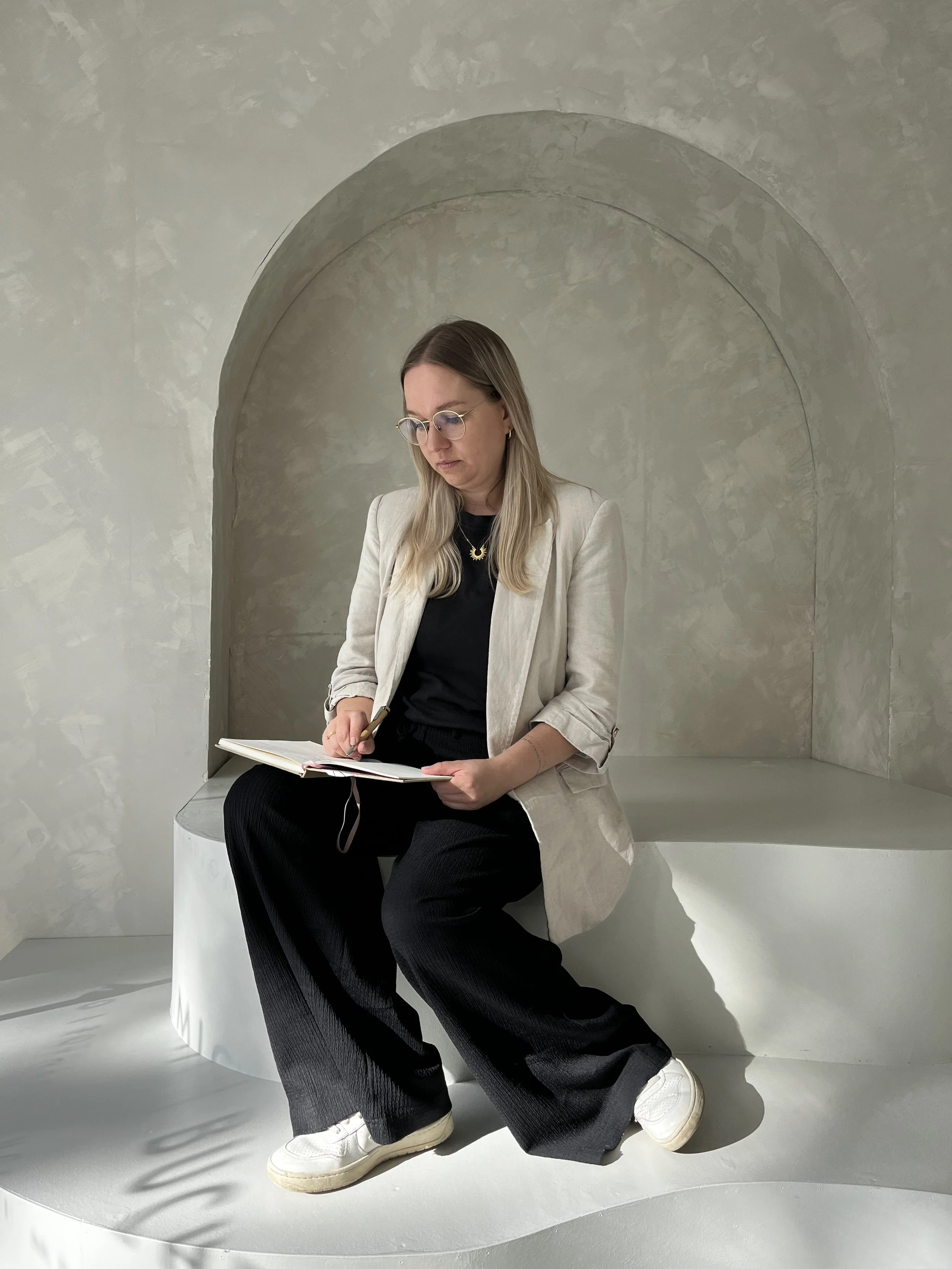 Julia Lenders, Coach für Vereinbarkeit und Selbstklärung, Portraitfoto der Autorin