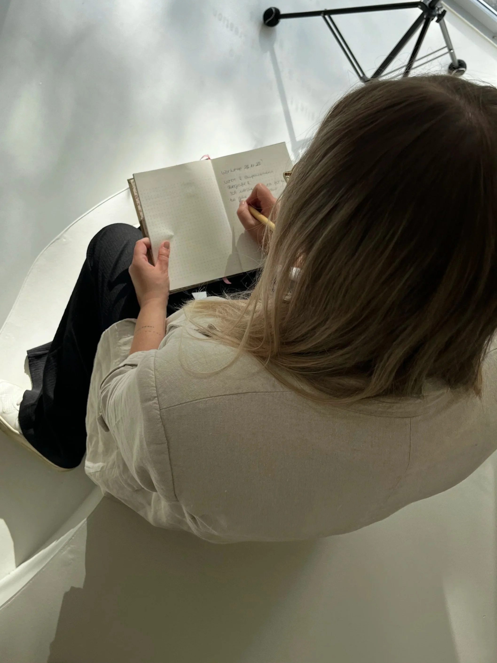 ulia Lenders arbeitet konzentriert an Notizen zu einem Workshop