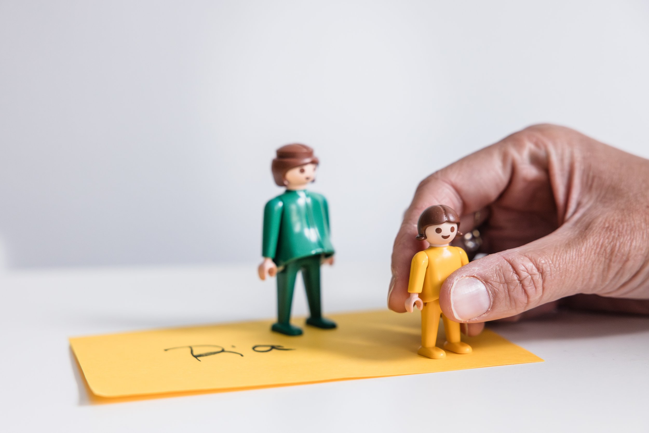 Figuren stellen nach dem Inneren Team Modell. Eine Hand zwei Figuren