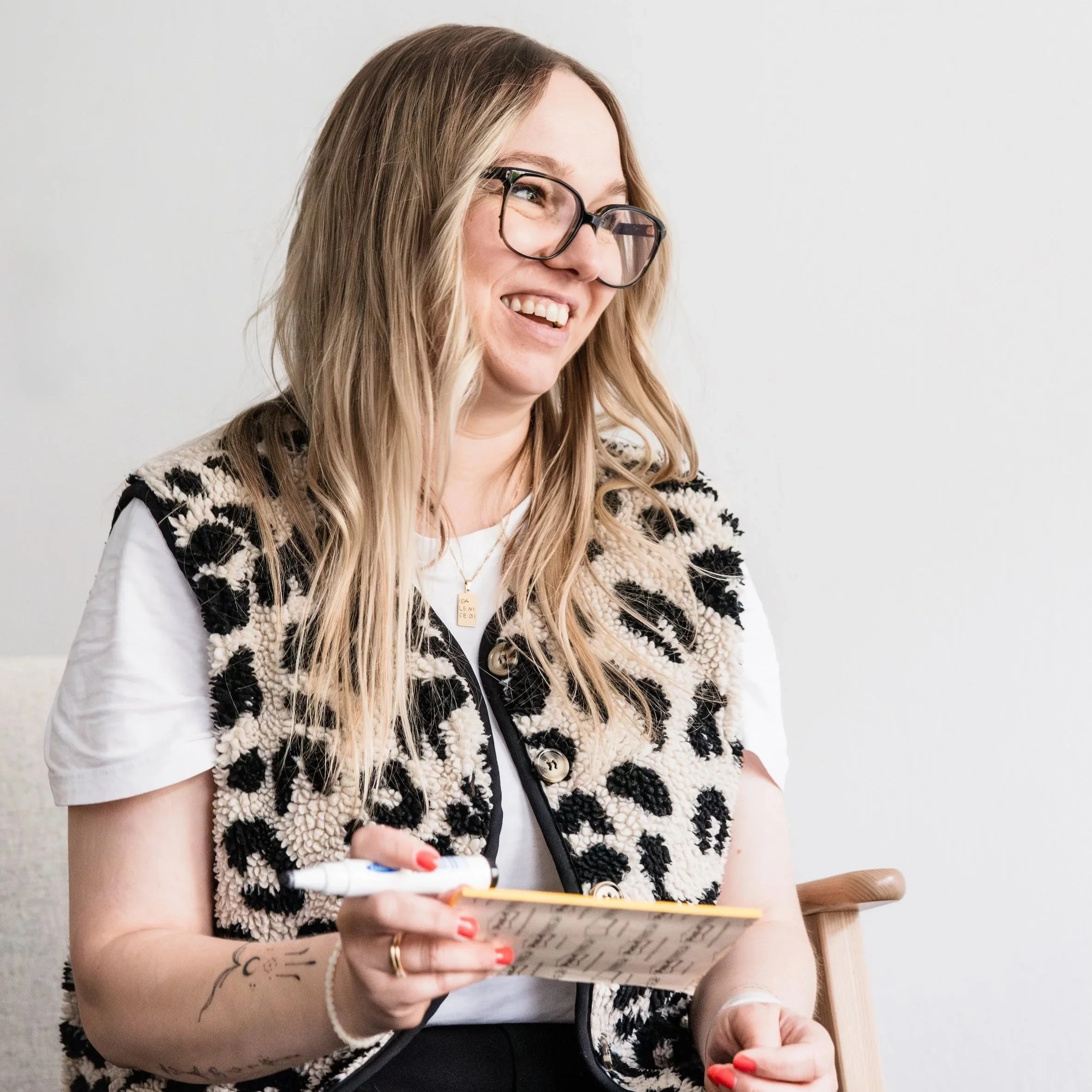 Julia Lenders während des Coachings mit Stift und Block