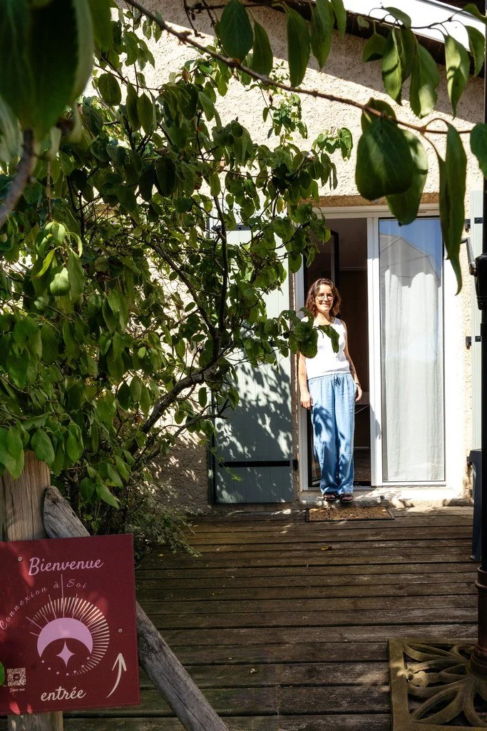 Magali Villard à l'entrée du cabinet de kinésiologie, Human Design à St Martin-en-Haut