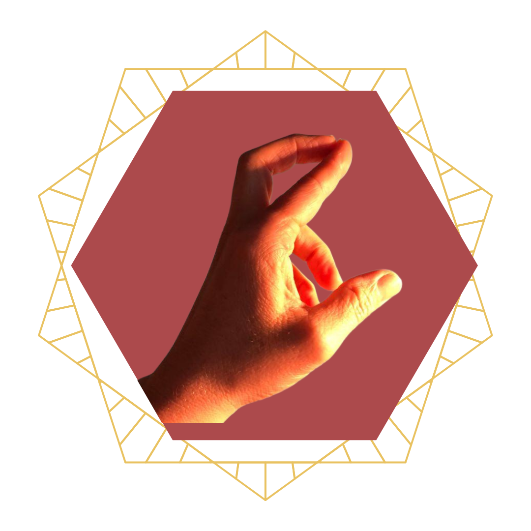 Une main formant un cercle avec le pouce et l'index, sur fond rouge.