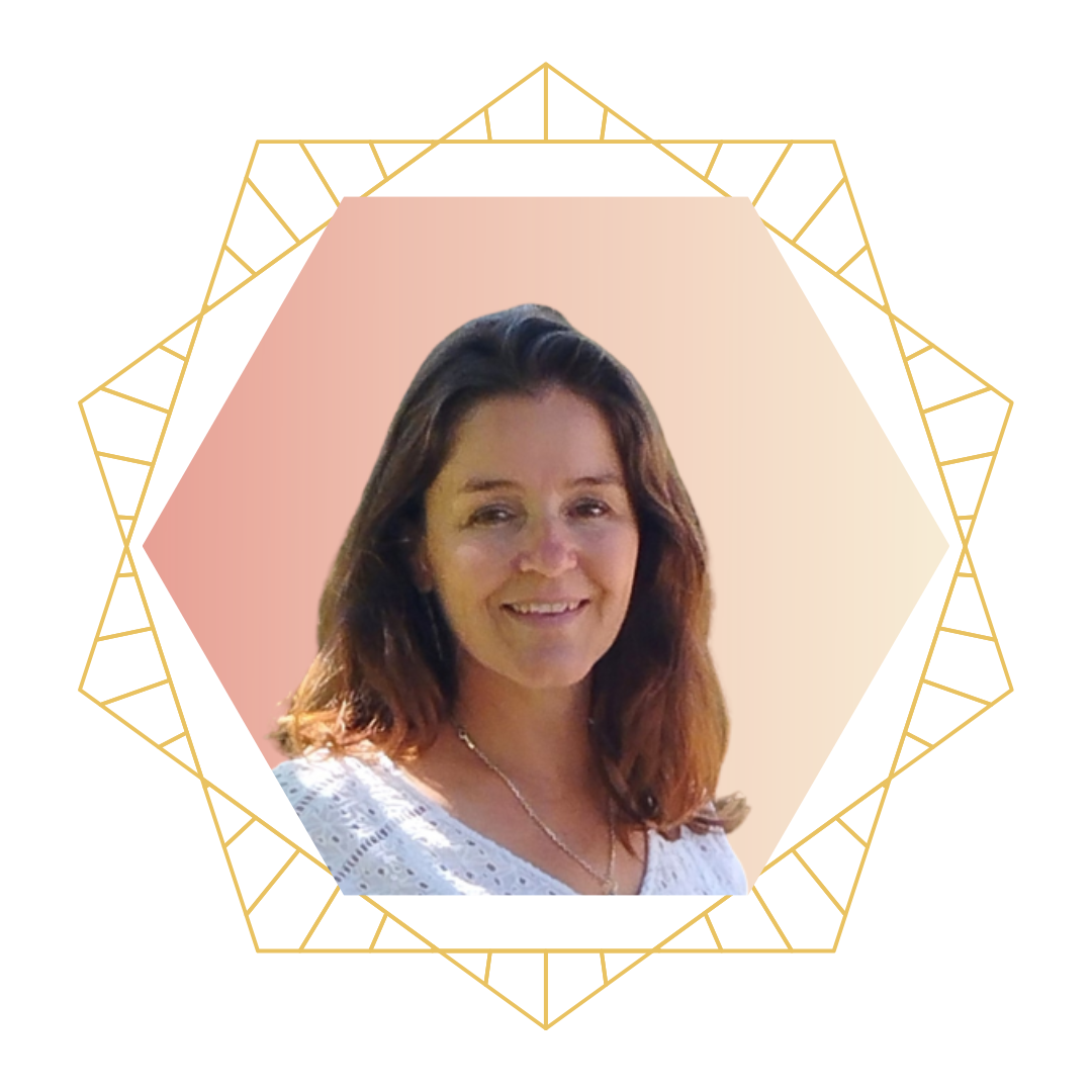 Photo d'une femme souriante avec des cheveux bruns, portant un haut blanc, encadrée dans une forme hexagonale avec un fond dégradé pastel et un encadrement géométrique doré.