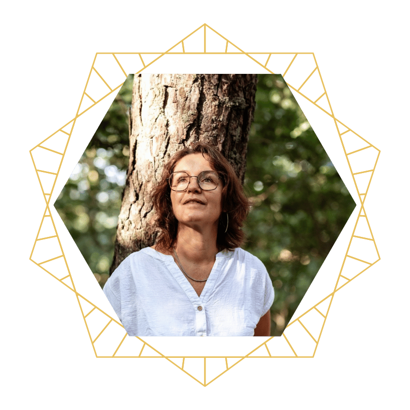 Magali Villard se connecte à soi dans la nature contre un arbre.
