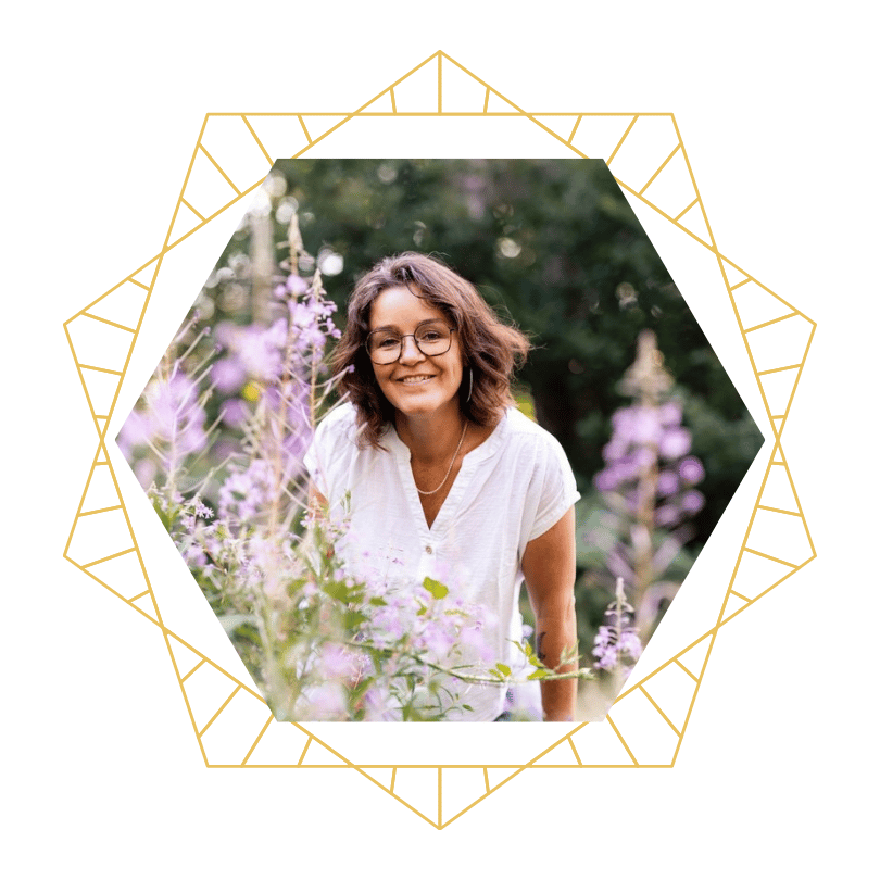 Magali Villard thérapeute praticienne en kinésiologie et coach en human design dans la nature cadre doré