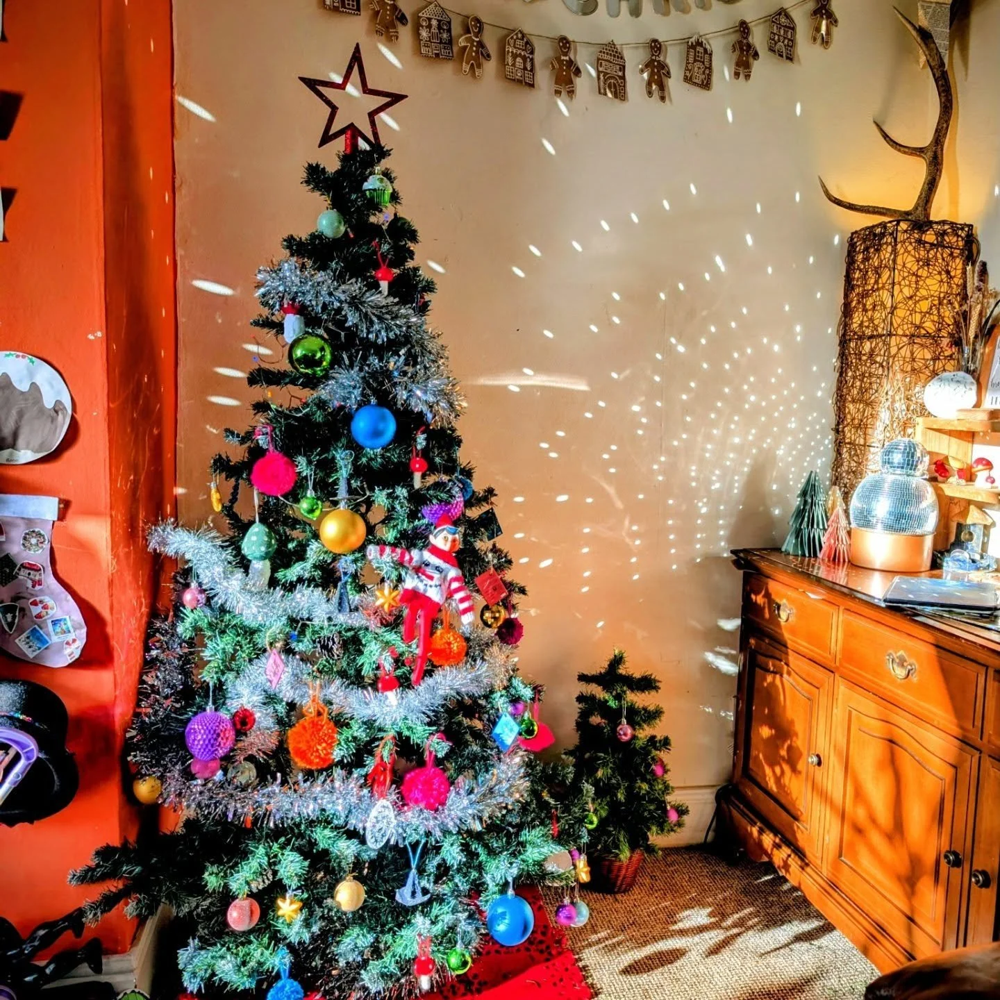 A lil bit magic 
A lil bit bookish 
A whole lotta chaos.

I love our bright and colourful Christmas tree. 

Last year I made some mini book ornaments and witches hats. This year I'm gonna add some more books to the collection including Shield of Spar