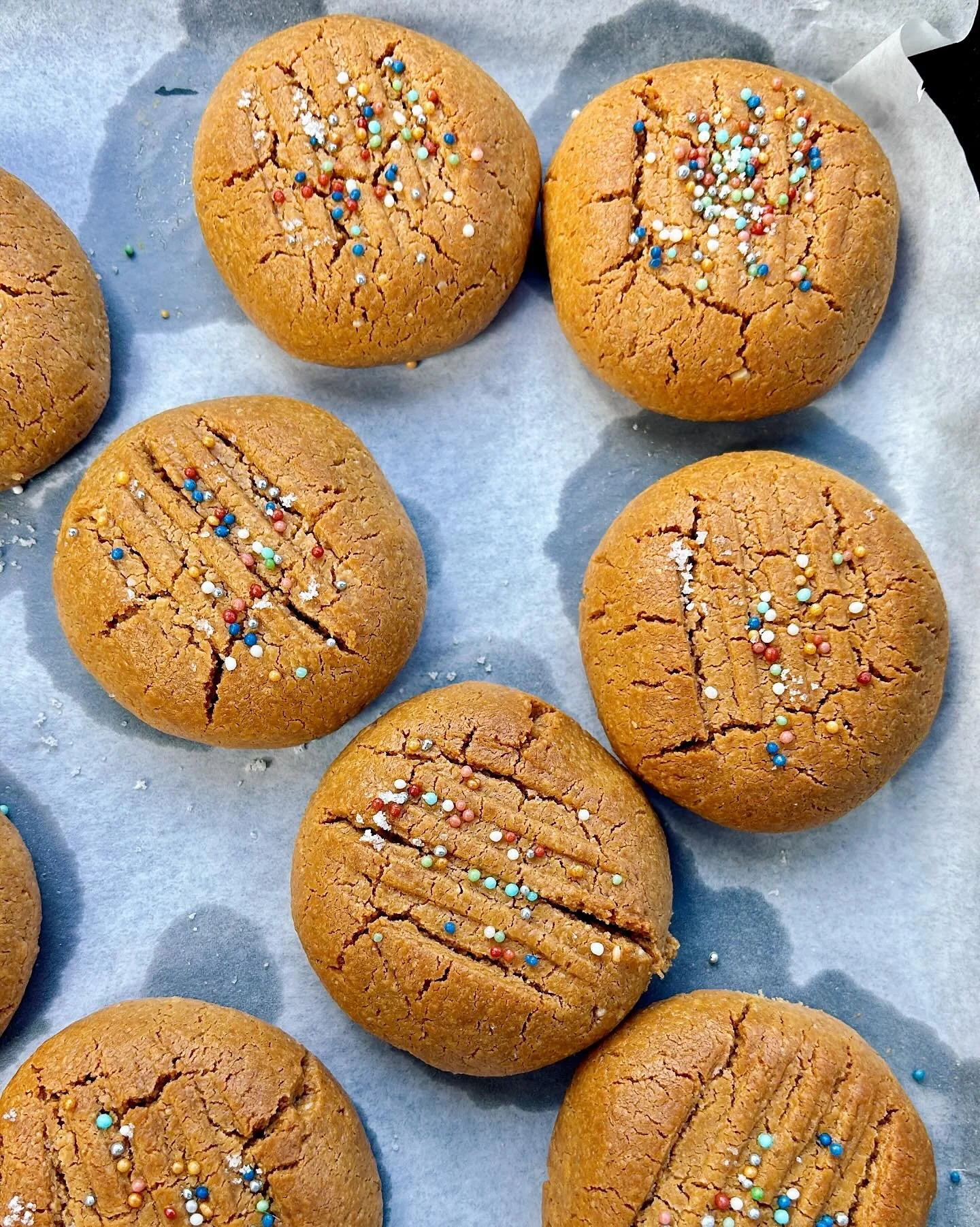 Sparkling Peanut Butter Bombs with a Pinch of Salt ✨💛

Just 3 ingredients, and so easy to make. Have those with a nice cup of coffee or tea, pure energy on a hike or as a present for friends 🫶🏼 You and they will love it!!

#olivesbay #deliciousfoo