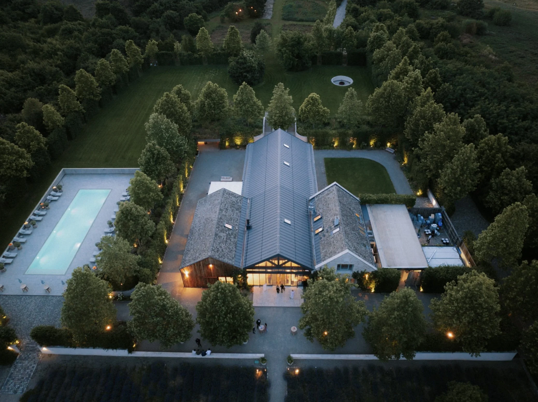 Daalarna Garden esküvői helyszín madártávlatból, kivilágított épületekkel és medencével