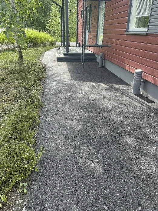 Asfalttipihan painepesu sammaleesta.