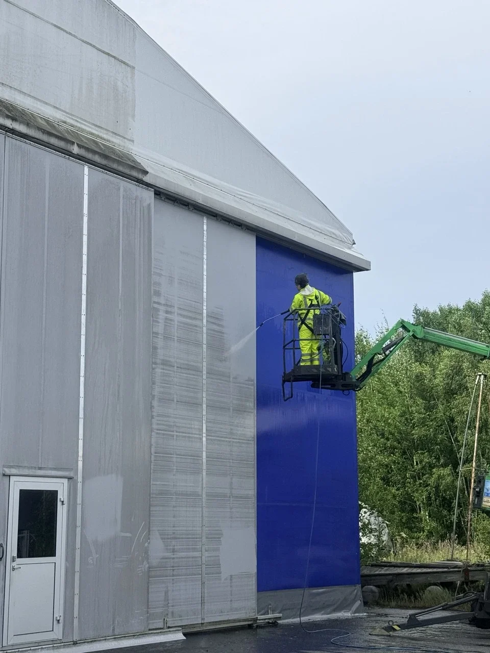 PVC-pressuhallin julkisivun pesu