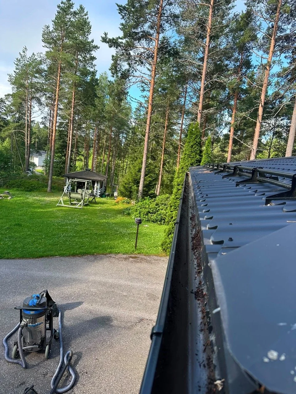 Ränni puhdistettu ränni-imurilla.