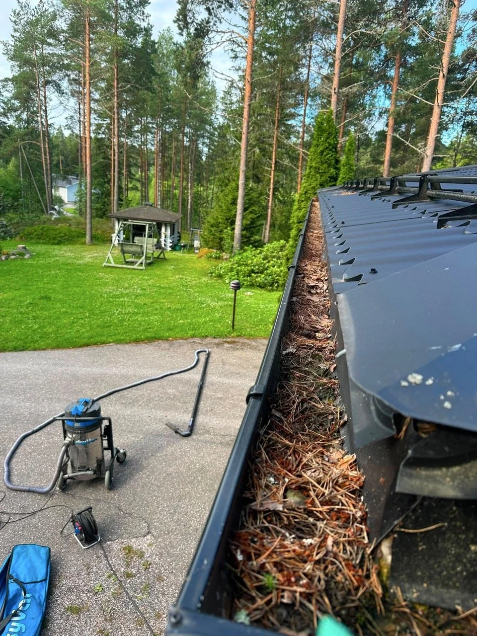 Koska rännit kannattaa puhdistaa neulasista ja lehdistä?