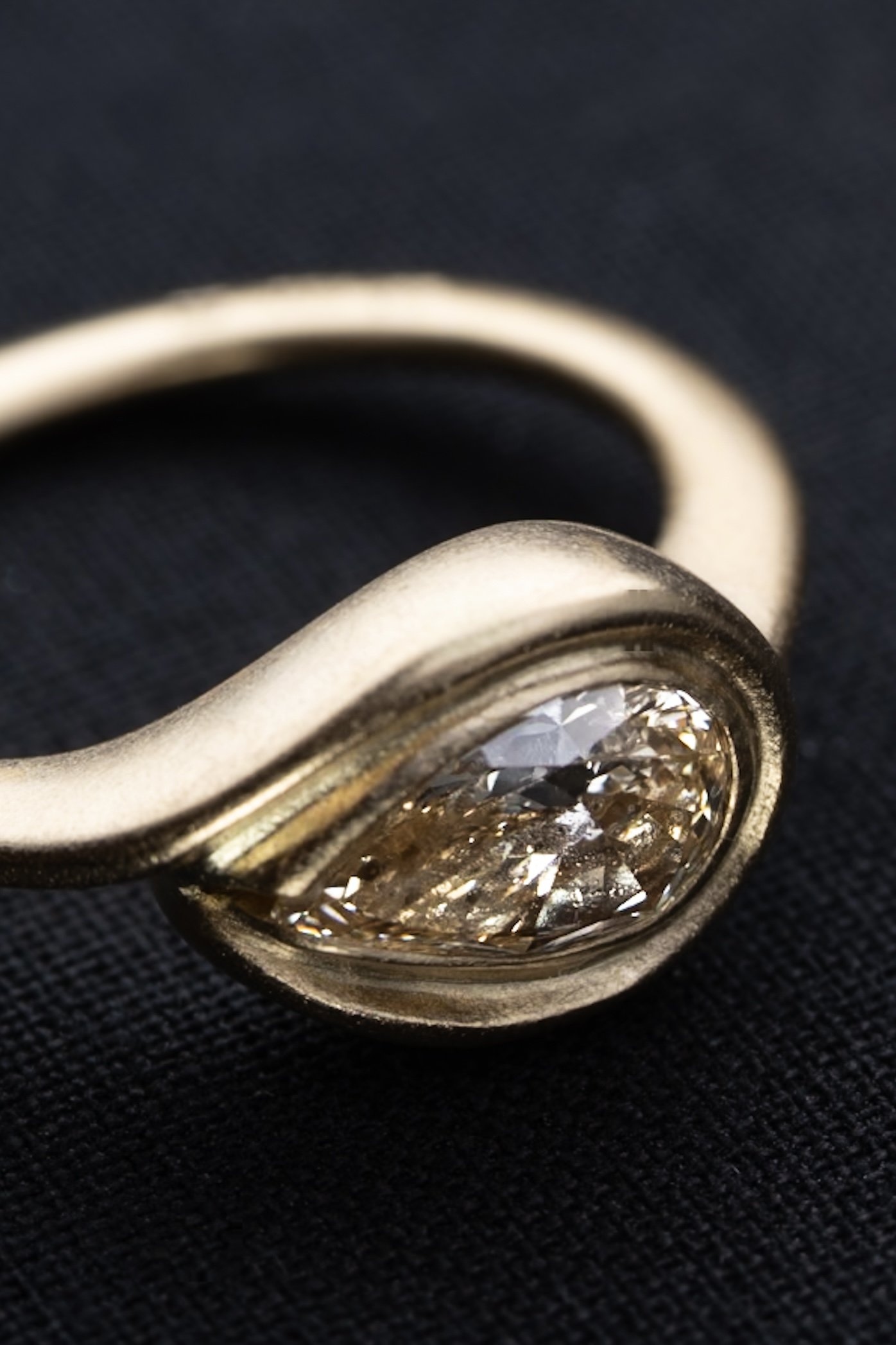 6_Quiet Strength_diamond_ ring_18kt_Fairtradegold_goldfingers.jpeg
