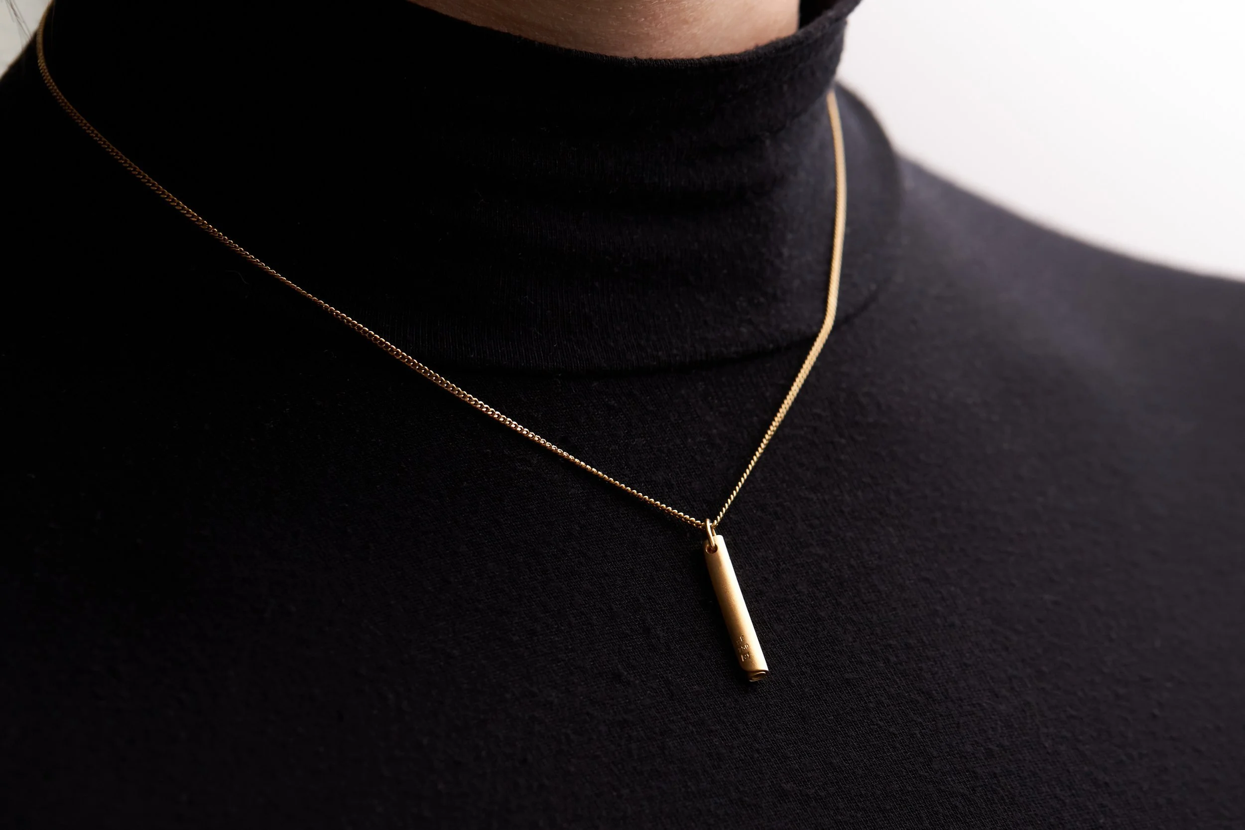 papyrus_gold_pendant_goldfingers.jpeg