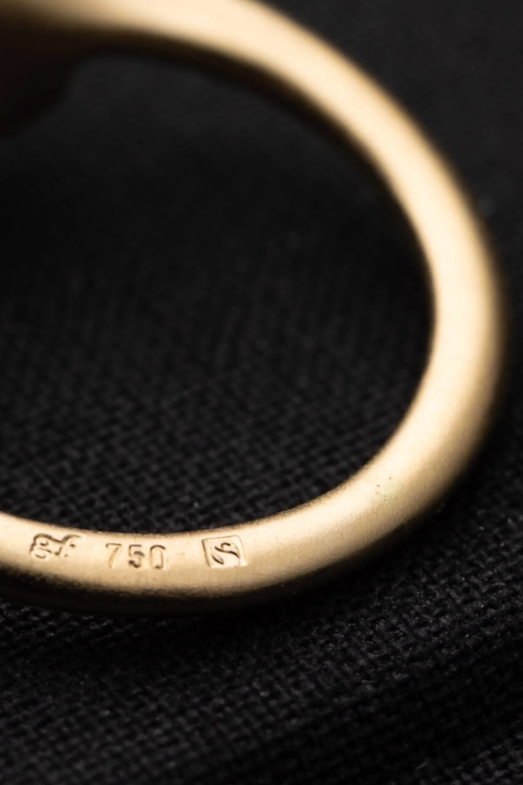 4_Quiet Strength_diamond_ ring_18kt_Fairtradegold_goldfingers.JPG